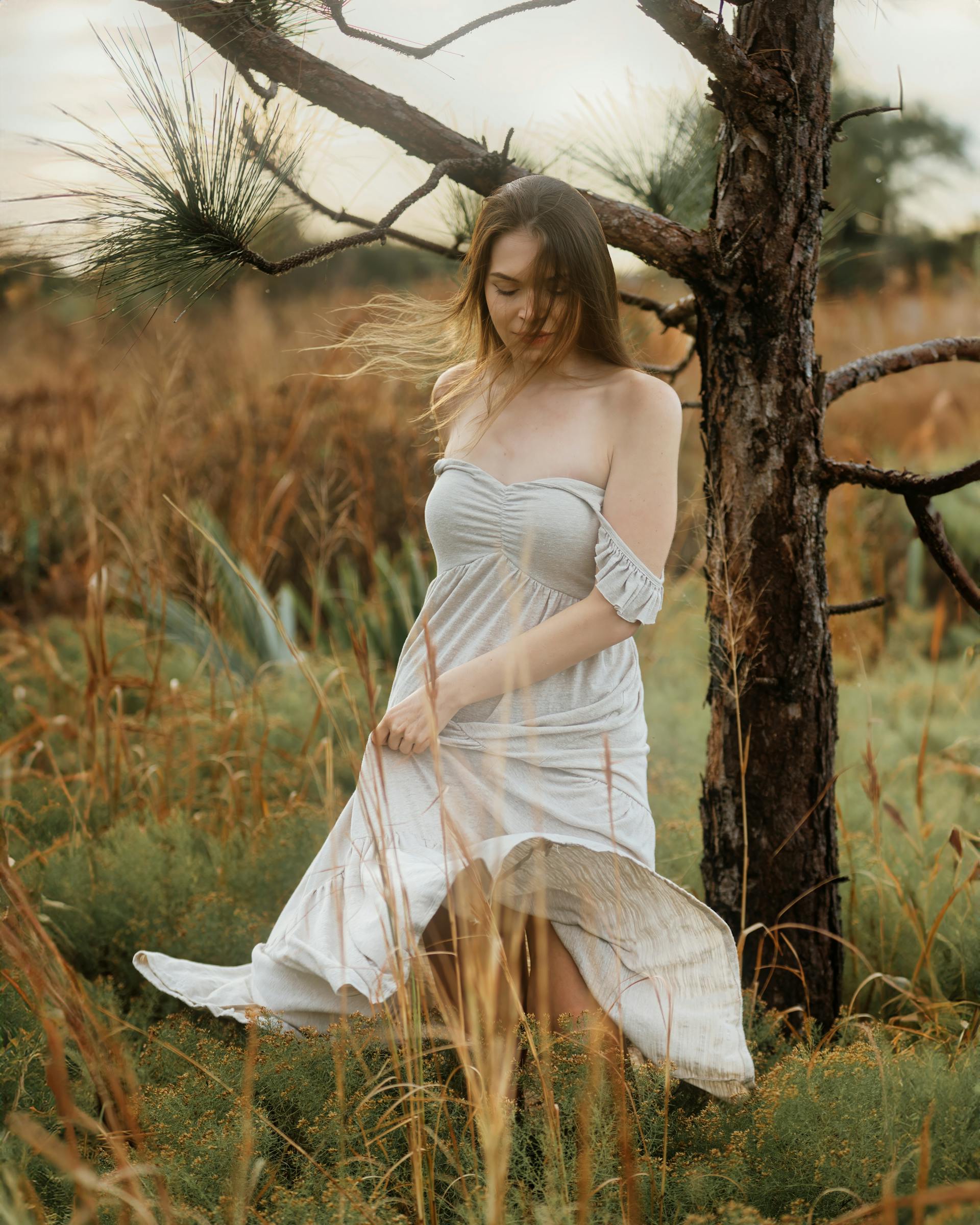 Une jeune femme en robe blanche dans un champ | Source : Pexels