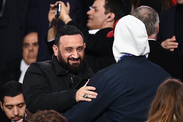 Cyril Hanouna salue le milieu de terrain français de Manchester United|Photo : Getty Images