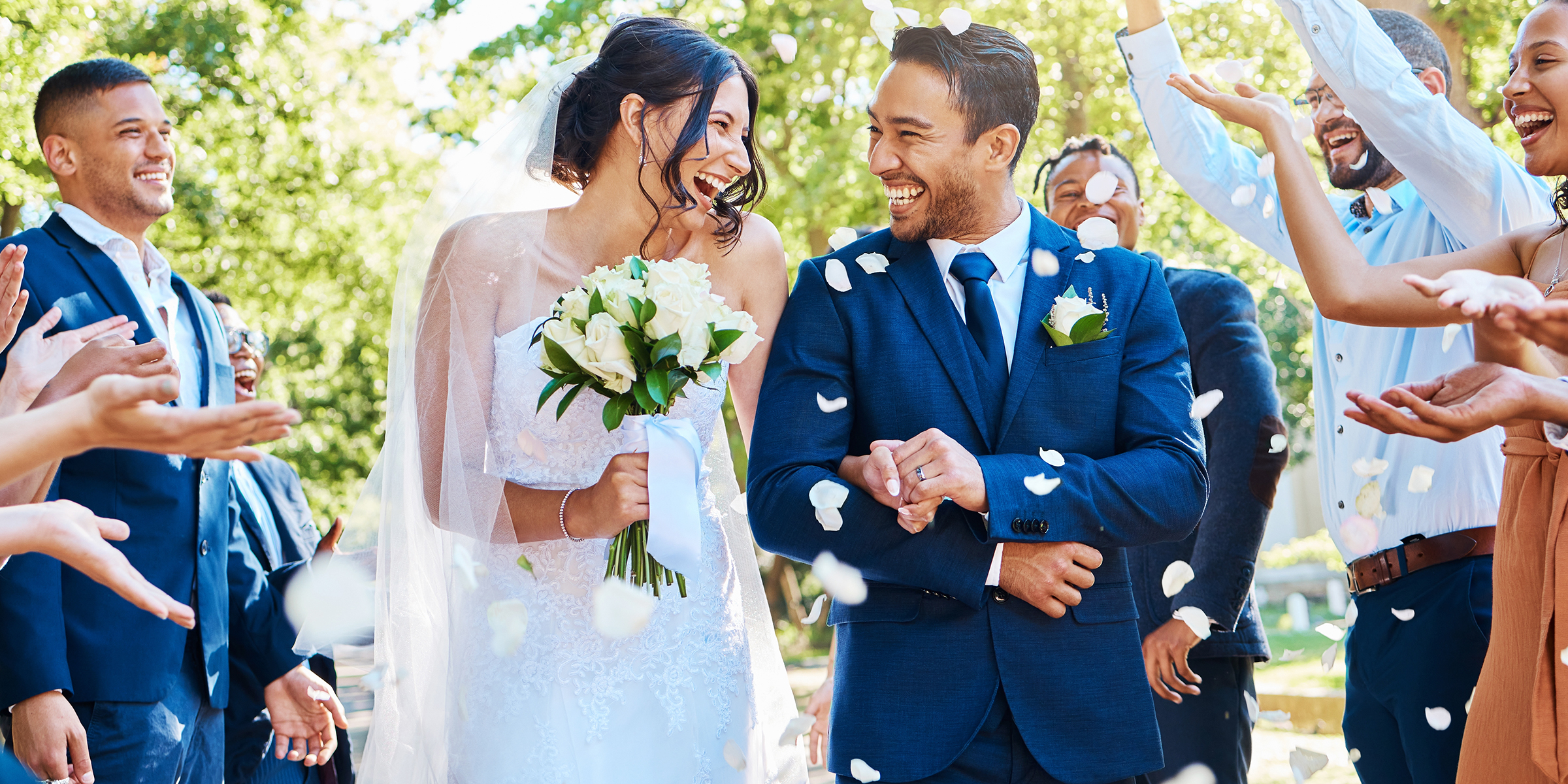 Un couple heureux le jour de son mariage | Source : Shutterstock