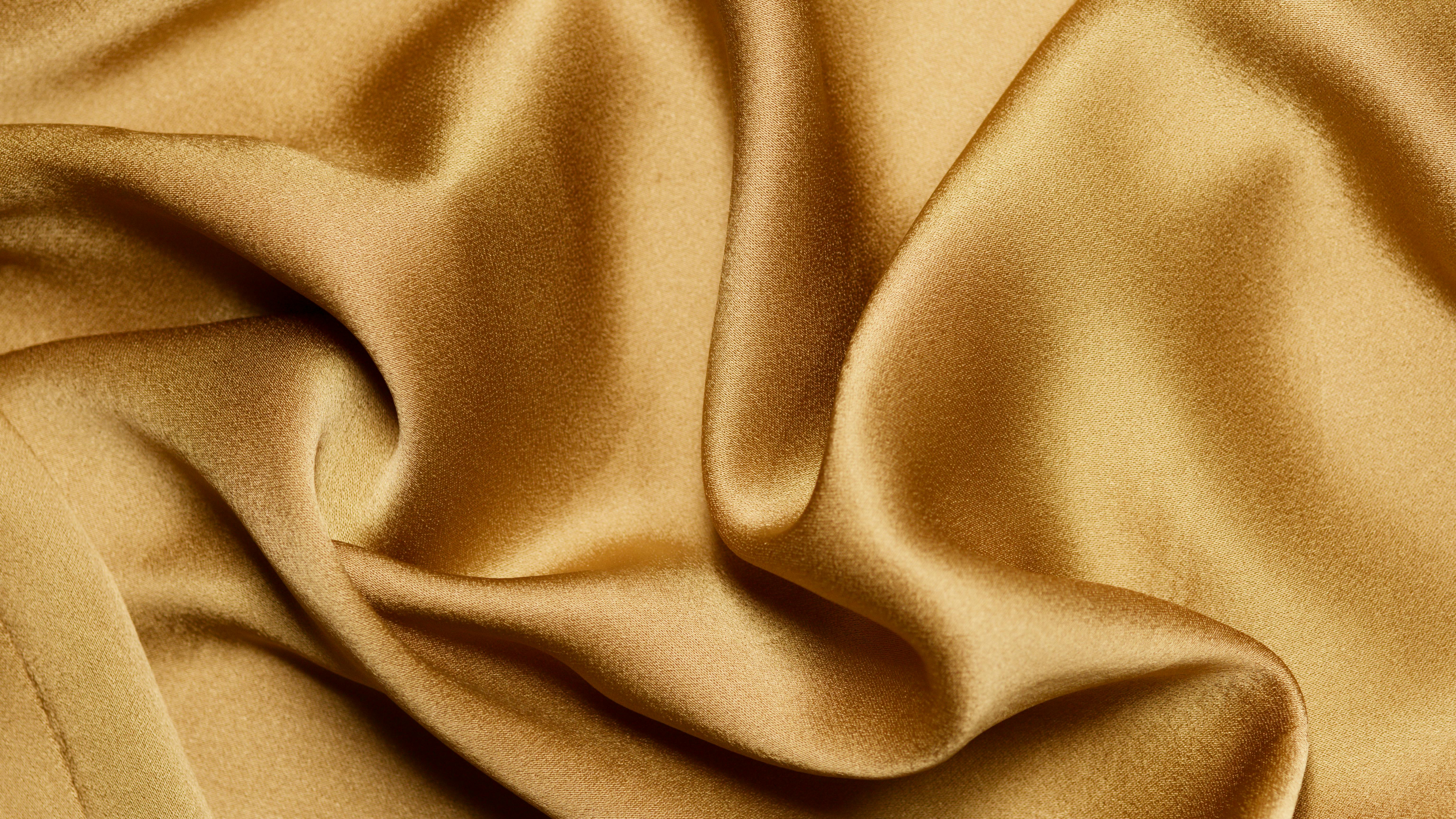 Un foulard doré | Source : Pexels
