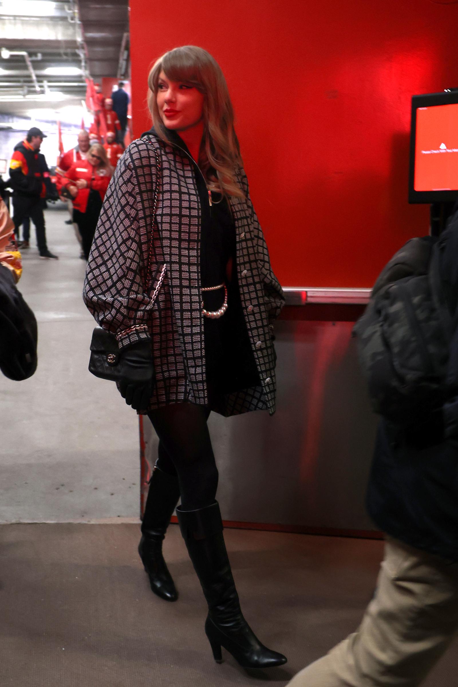 Taylor Swift est photographiée arrivant au match des séries éliminatoires divisionnaires de l'AFC entre les Houston Texans et les Kansas City Chiefs, le 18 janvier 2025, à Kansas City, Missouri | Source : Getty Images