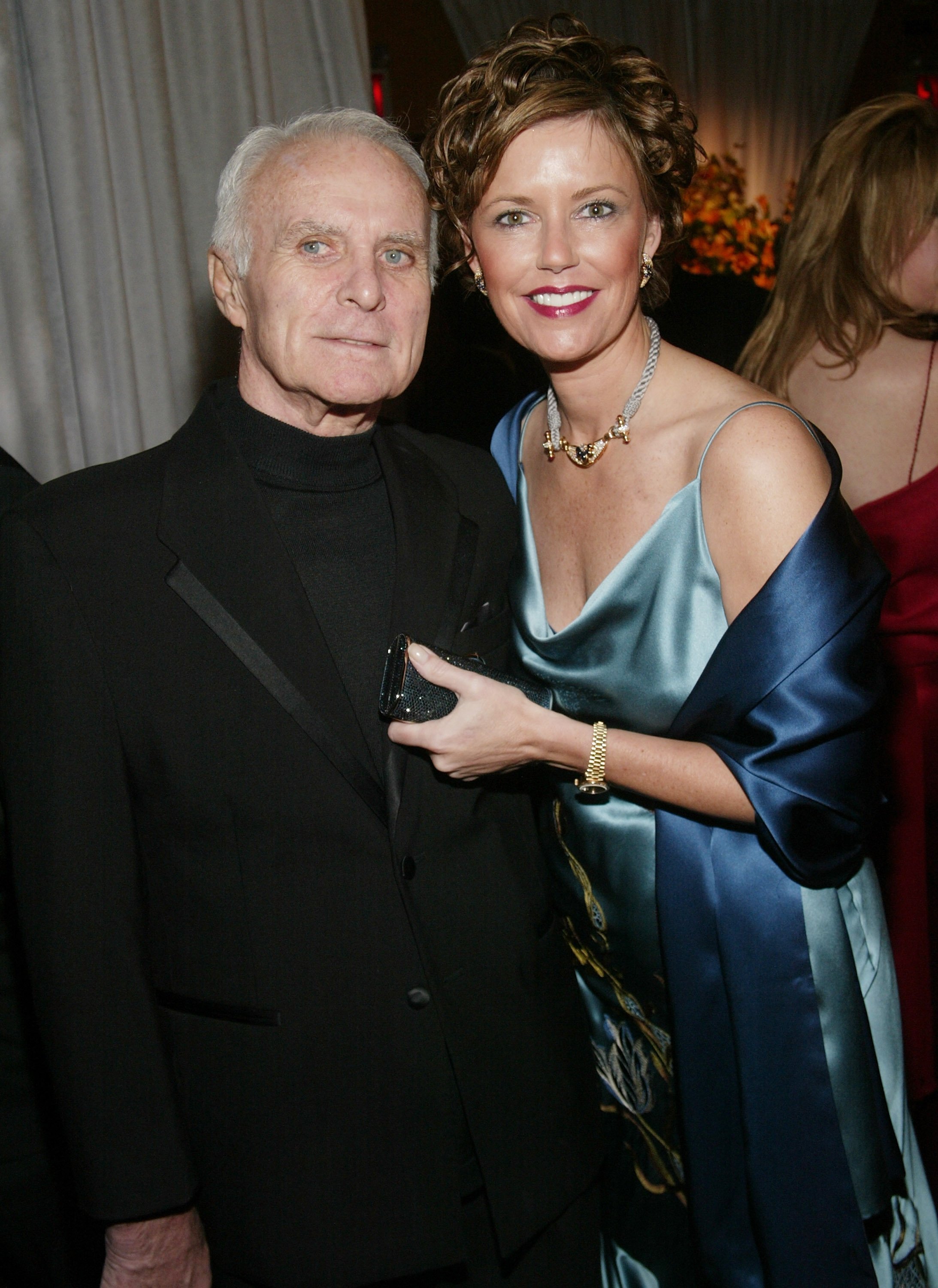 Robert Conrad et son épouse LaVelda assistent au cocktail du gala télévisé "CBS at 75" dans la salle de bal Hammerstein le 2 novembre 2003 à New York. | Photo : Getty Images