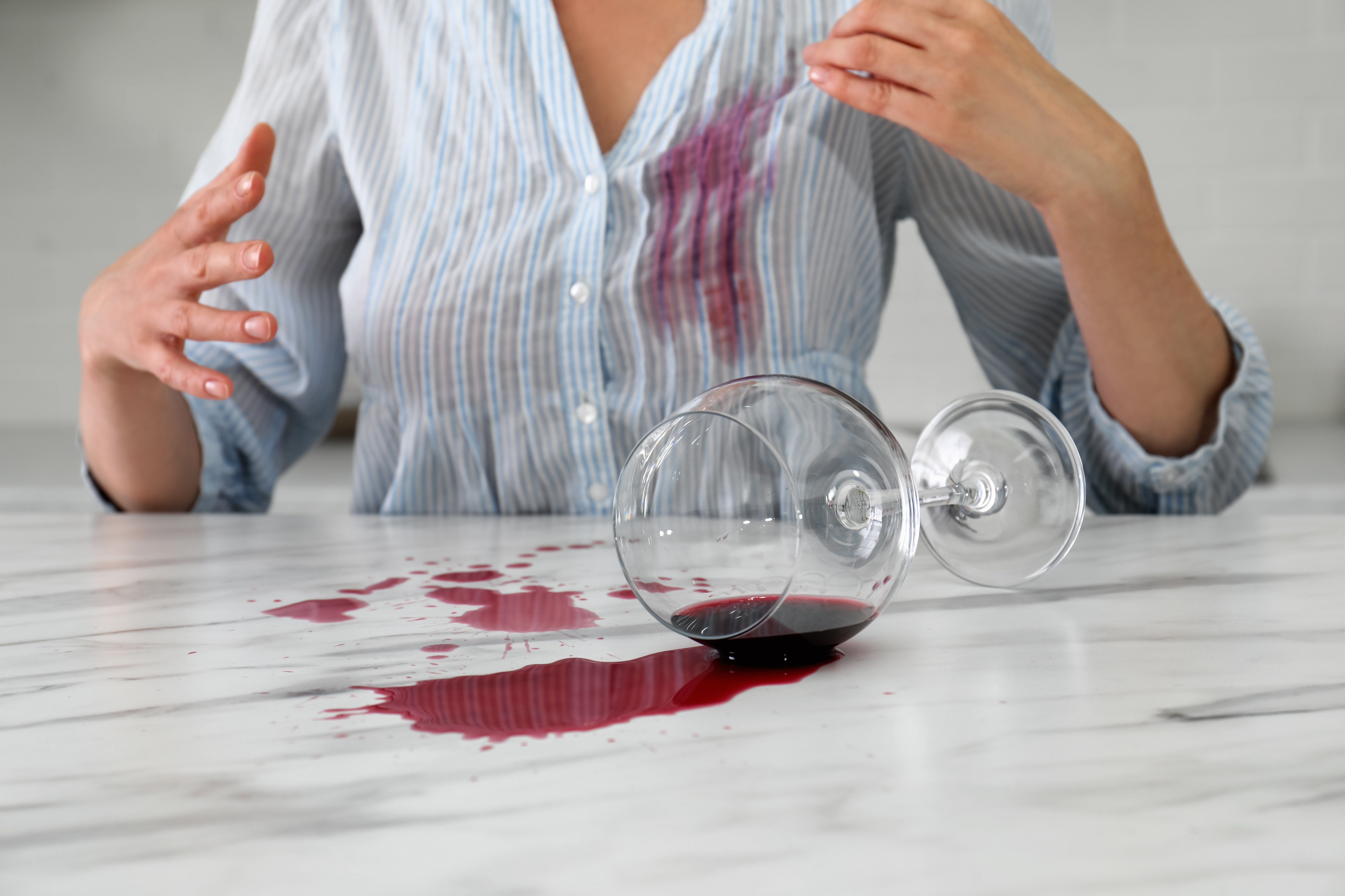 Vin renversé sur une femme | Shutterstock