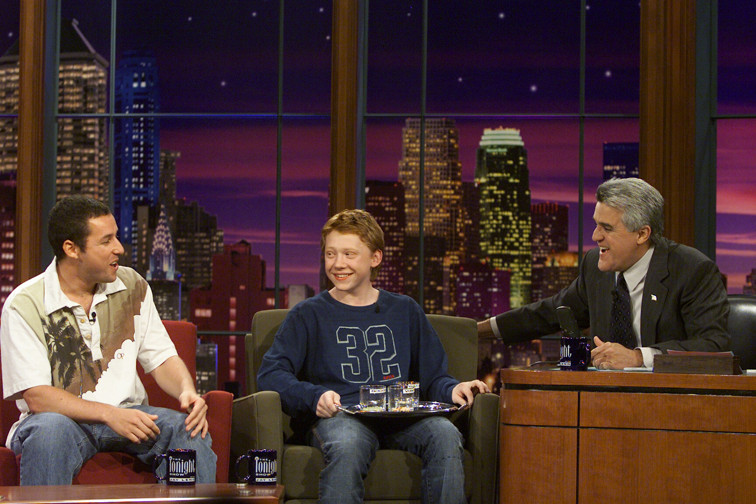 Adam Sandler et Rupert Grint lors d'une interview avec l'animateur Jay Leno dans l'émission "The Tonight Show with Jay Leno" le 13 novembre 2002 | Source : Getty Images