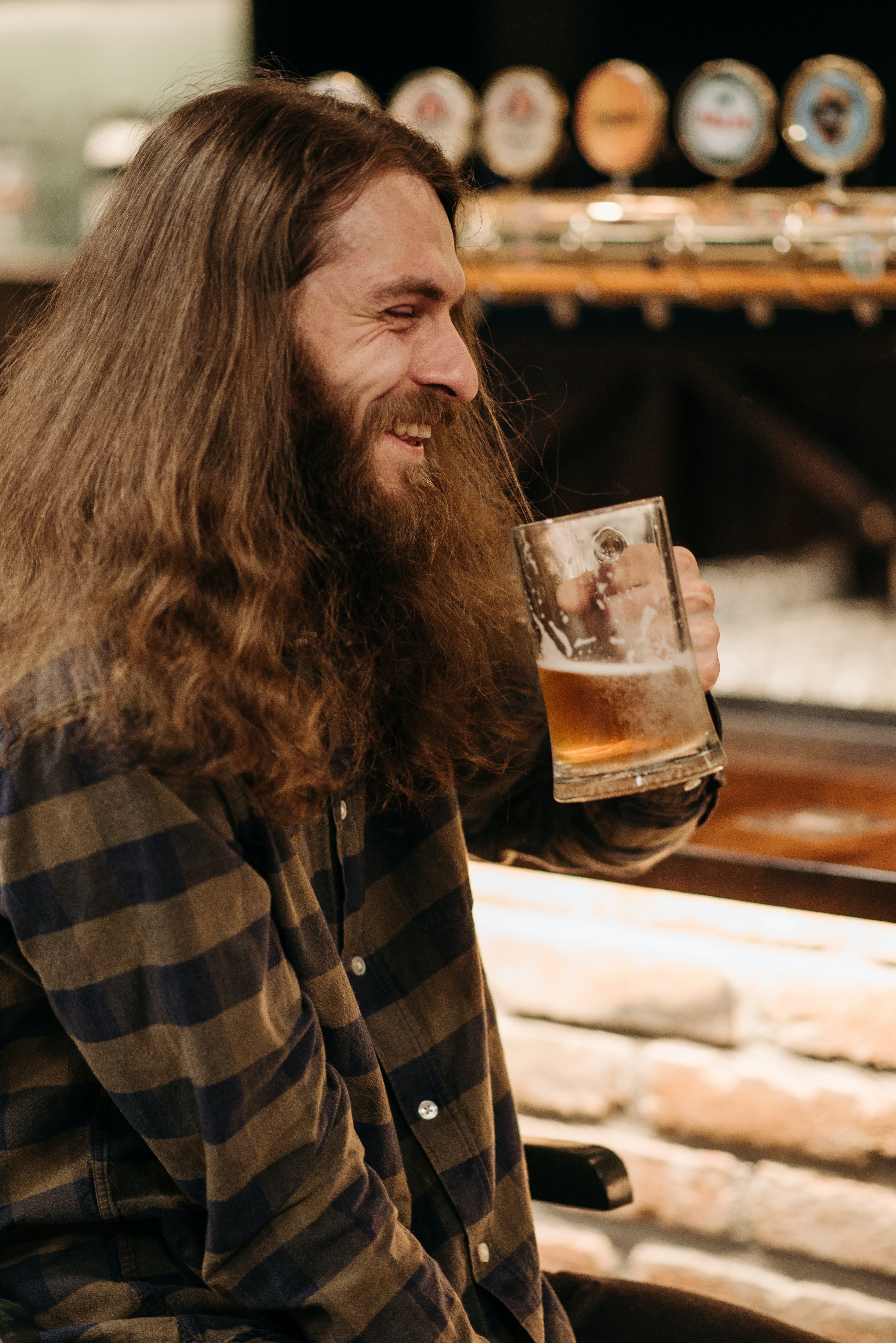 Un homme prenant un verre dans un bar | Source : Pexels