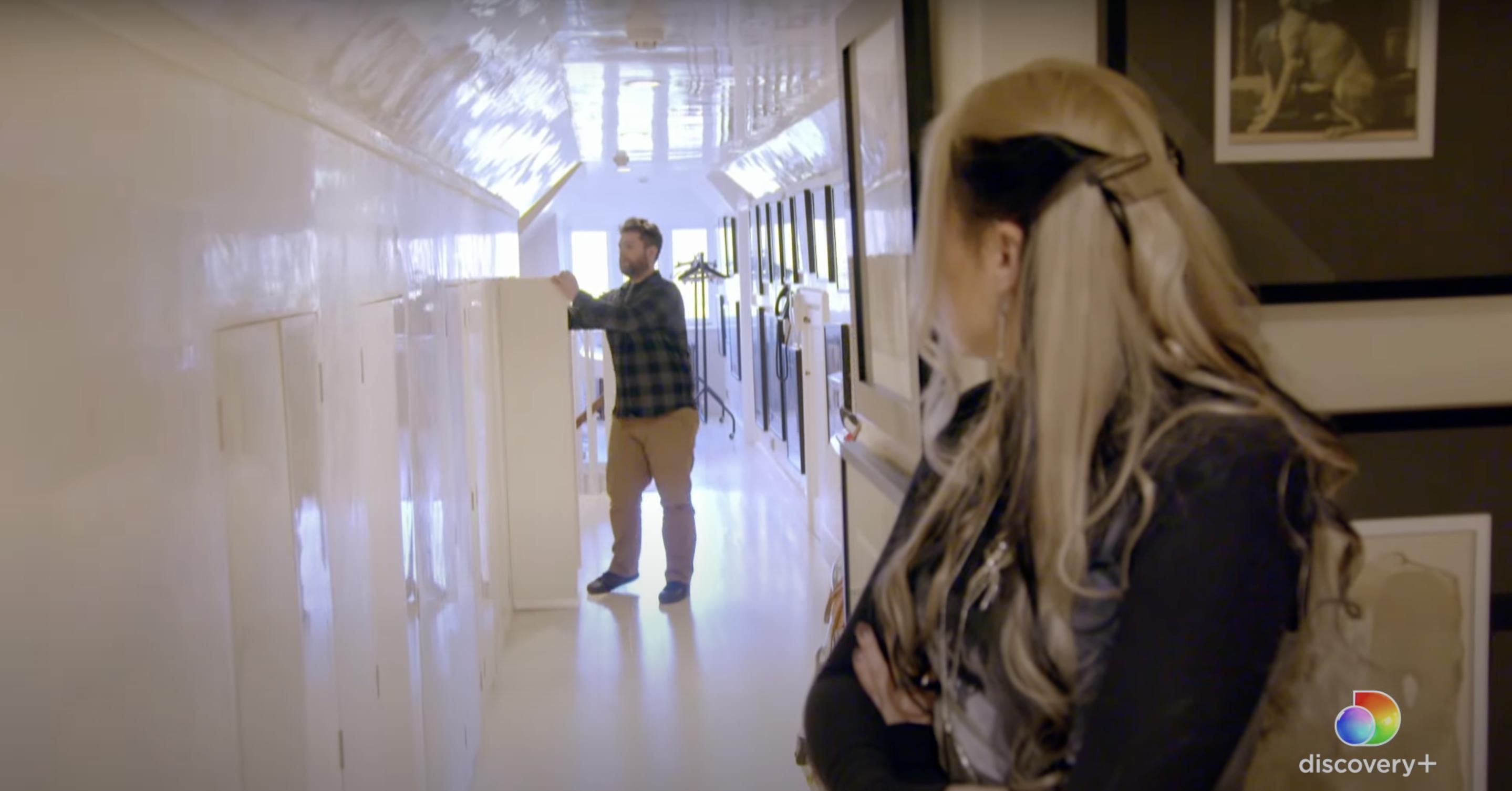 Jack Osbourne explore un couloir tentaculaire à l'intérieur de leur maison familiale à Buckinghamshire, au Royaume-Uni, posté le 3 octobre 2025 | Source : YouTube/discovery plus