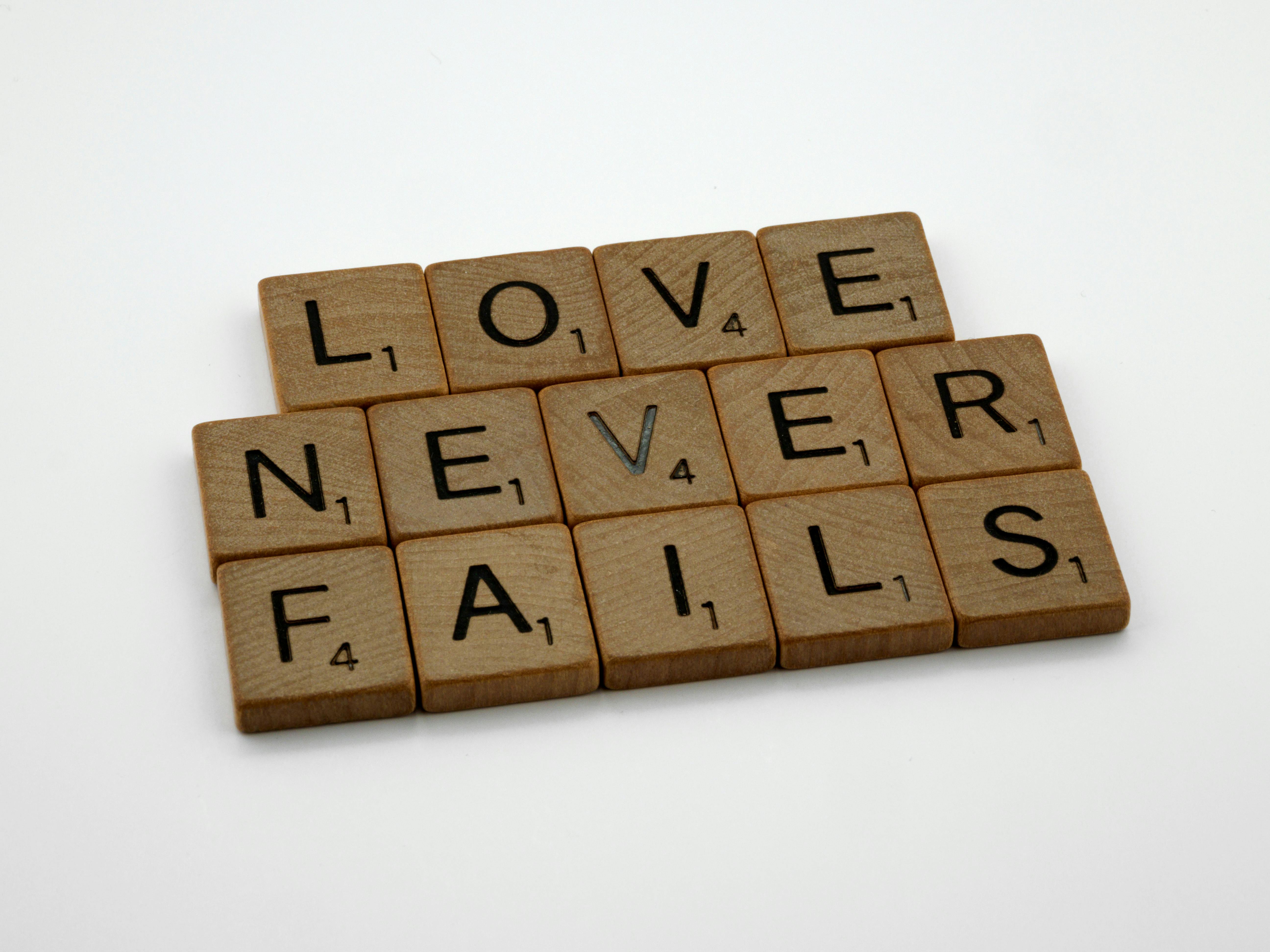 Tuiles de Scrabble épelant "L'amour n'échoue jamais" | Source : Pexels