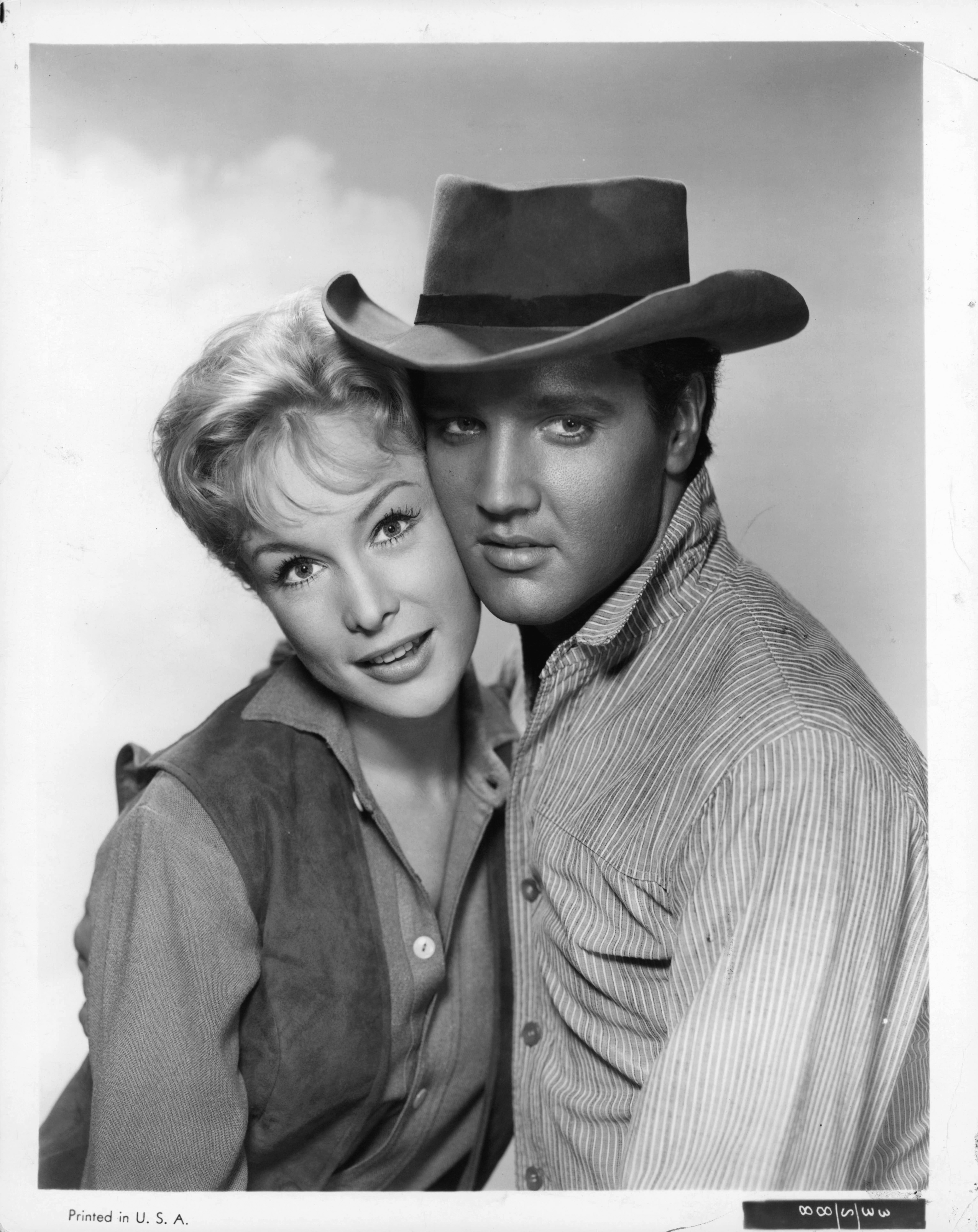 Un portrait de Barbara Eden et d'Elvis Presley pour le film "Les Rôdeurs de la plaine" de 1960. | Source : Getty Images