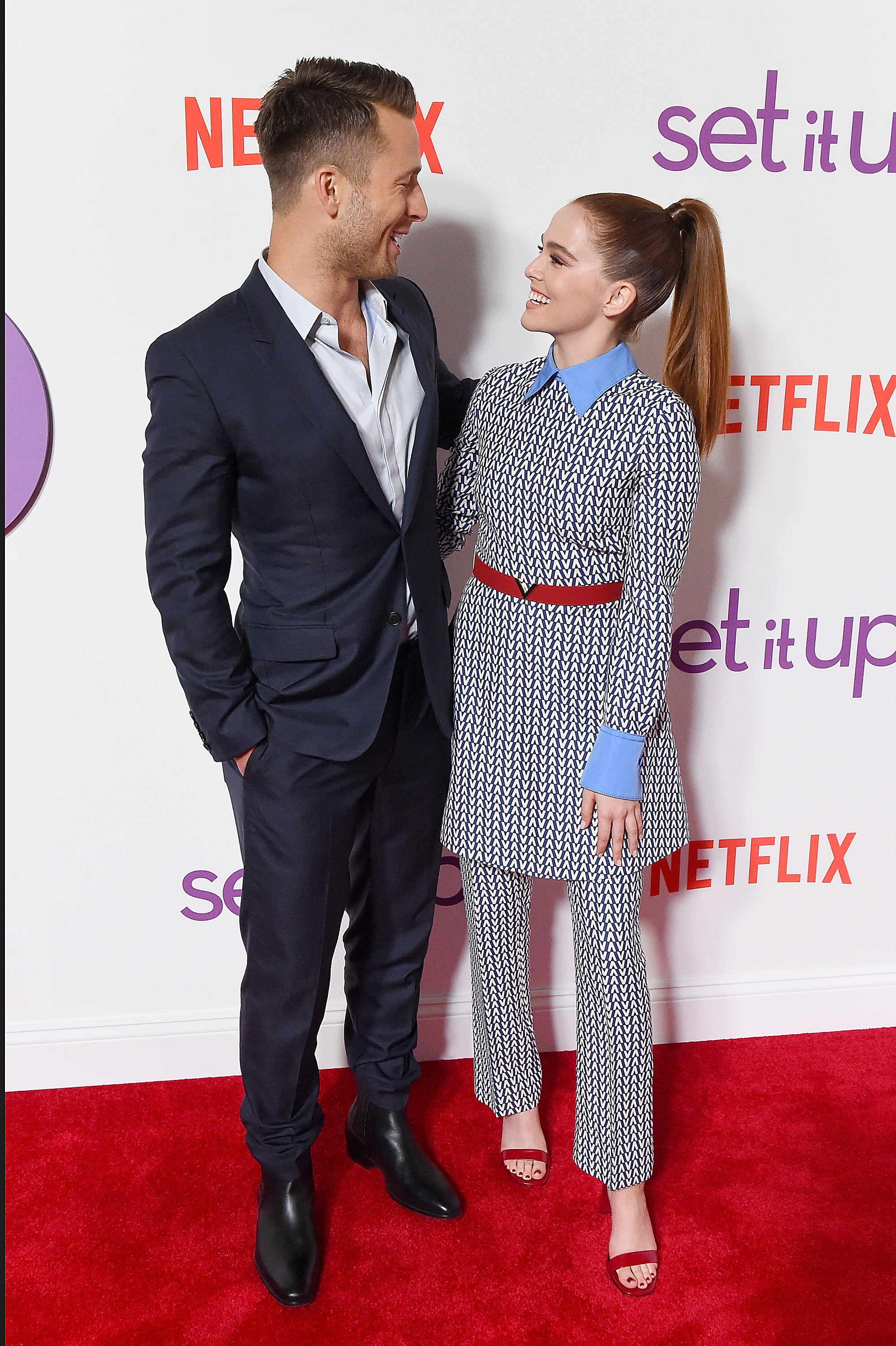 Avec un collègue acteur lors de la projection de "Set It Up" le 12 juin 2018 | Source : Getty Images