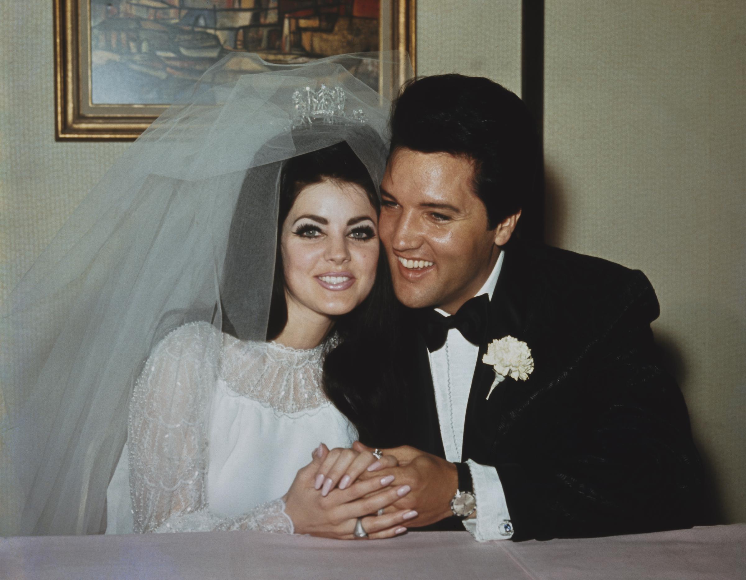 Elvis et Priscilla Presley à l'hôtel Aladdin de Las Vegas le 1er mai 1967 | Source : Getty Images