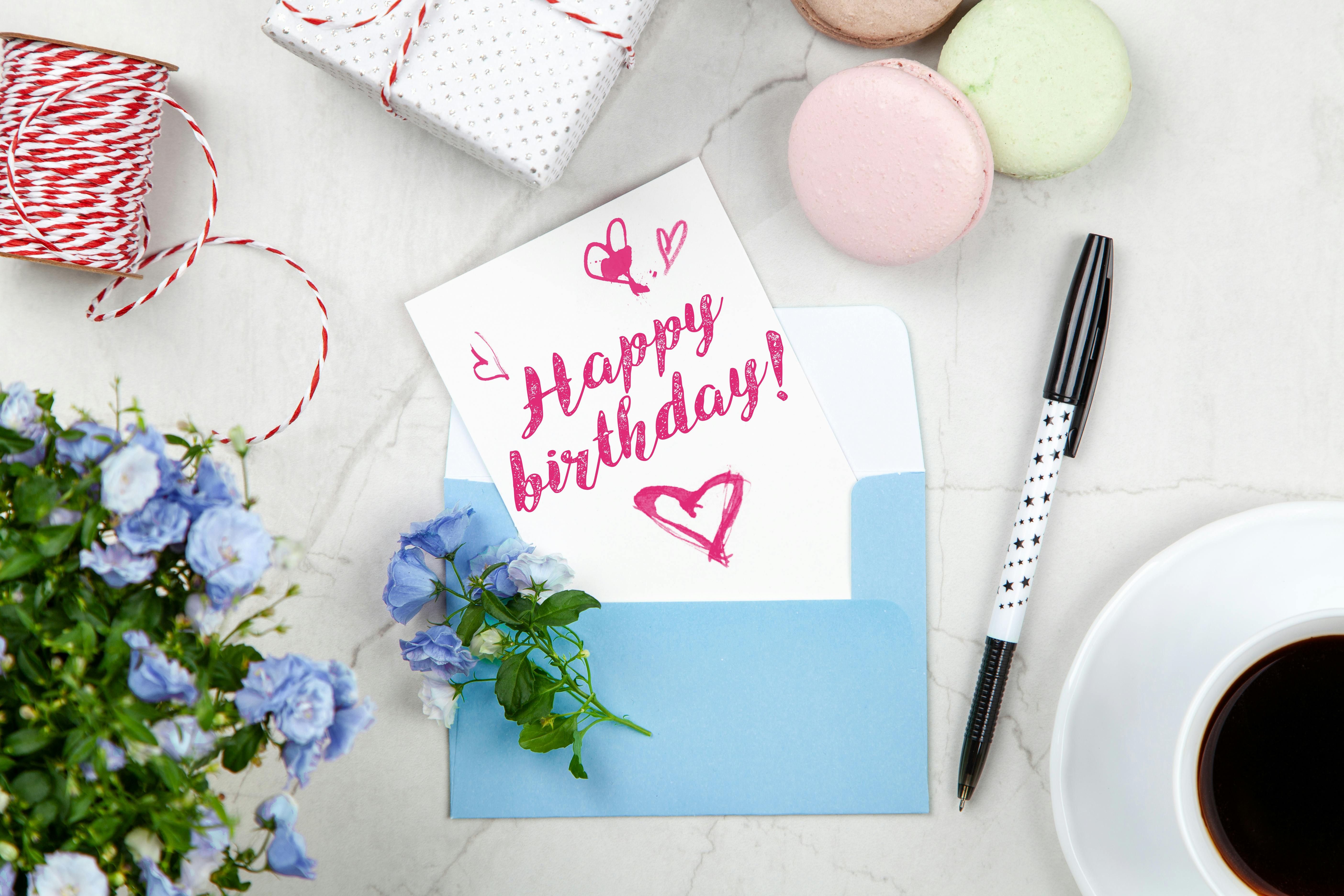 Une carte d'anniversaire et un stylo | Source : Pexels