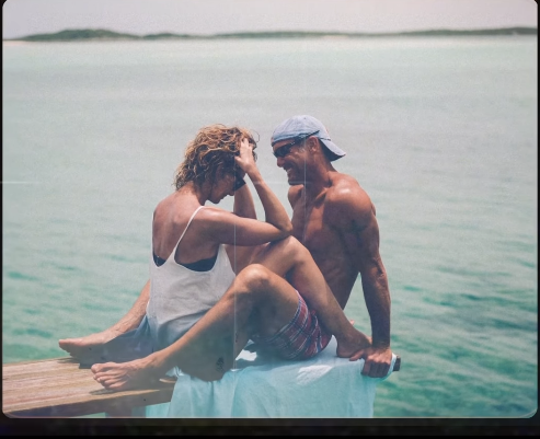 Tim McGraw et Faith Hill partagent un moment de complicité au bord de l'eau sur une autre photo tirée de l'hommage consacré à leur 30e anniversaire de mariage. Cette photo apporte une touche de légèreté au montage qui célèbre leurs décennies passées ensemble et les souvenirs qui les attendent encore. | Source : Instagram/thetimmcgraw