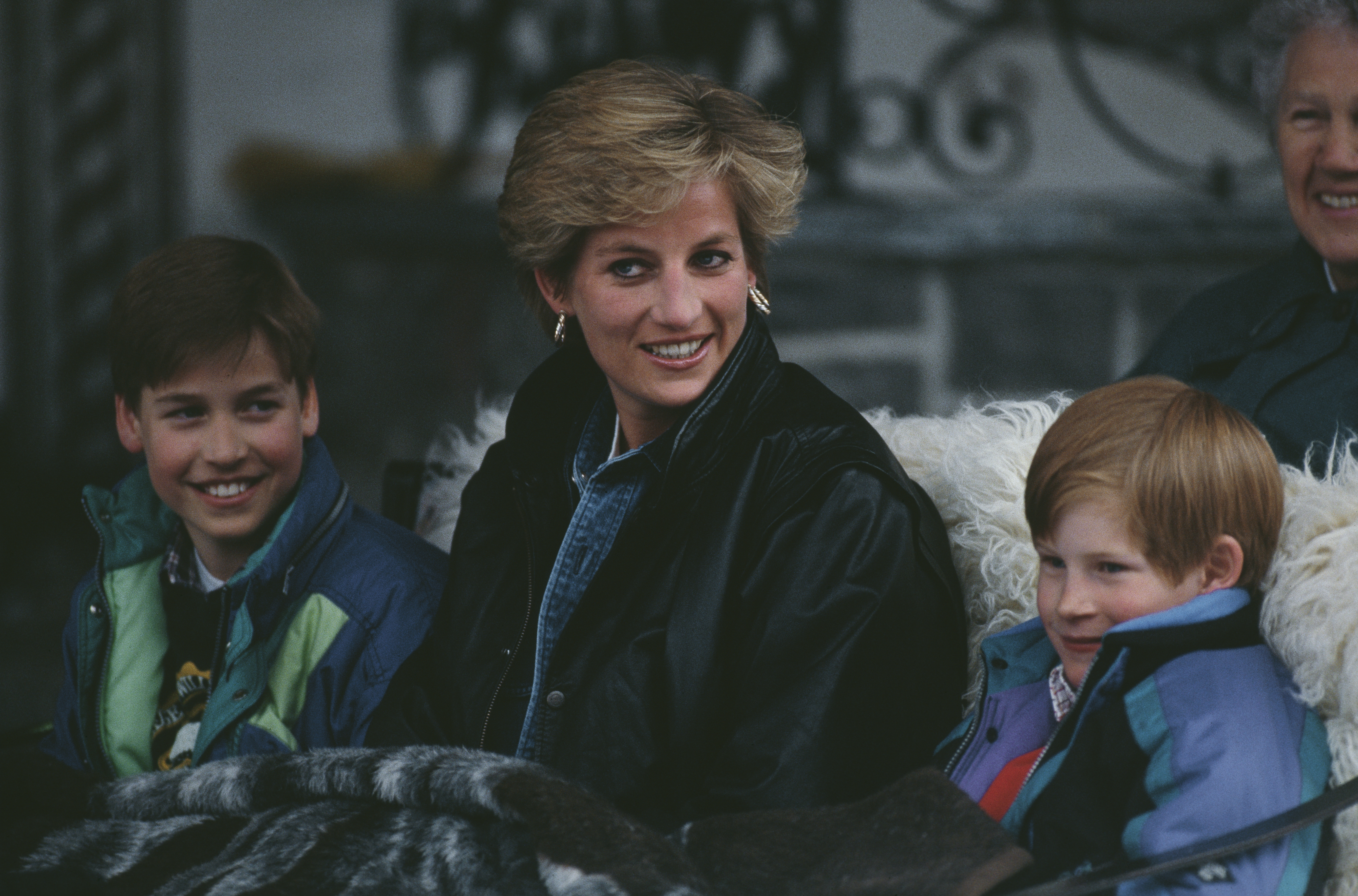 Le prince William, la princesse Diana et le prince Harry pendant leurs vacances de ski à Lech, en Autriche, le 30 mars 1993 | Source : Getty Images