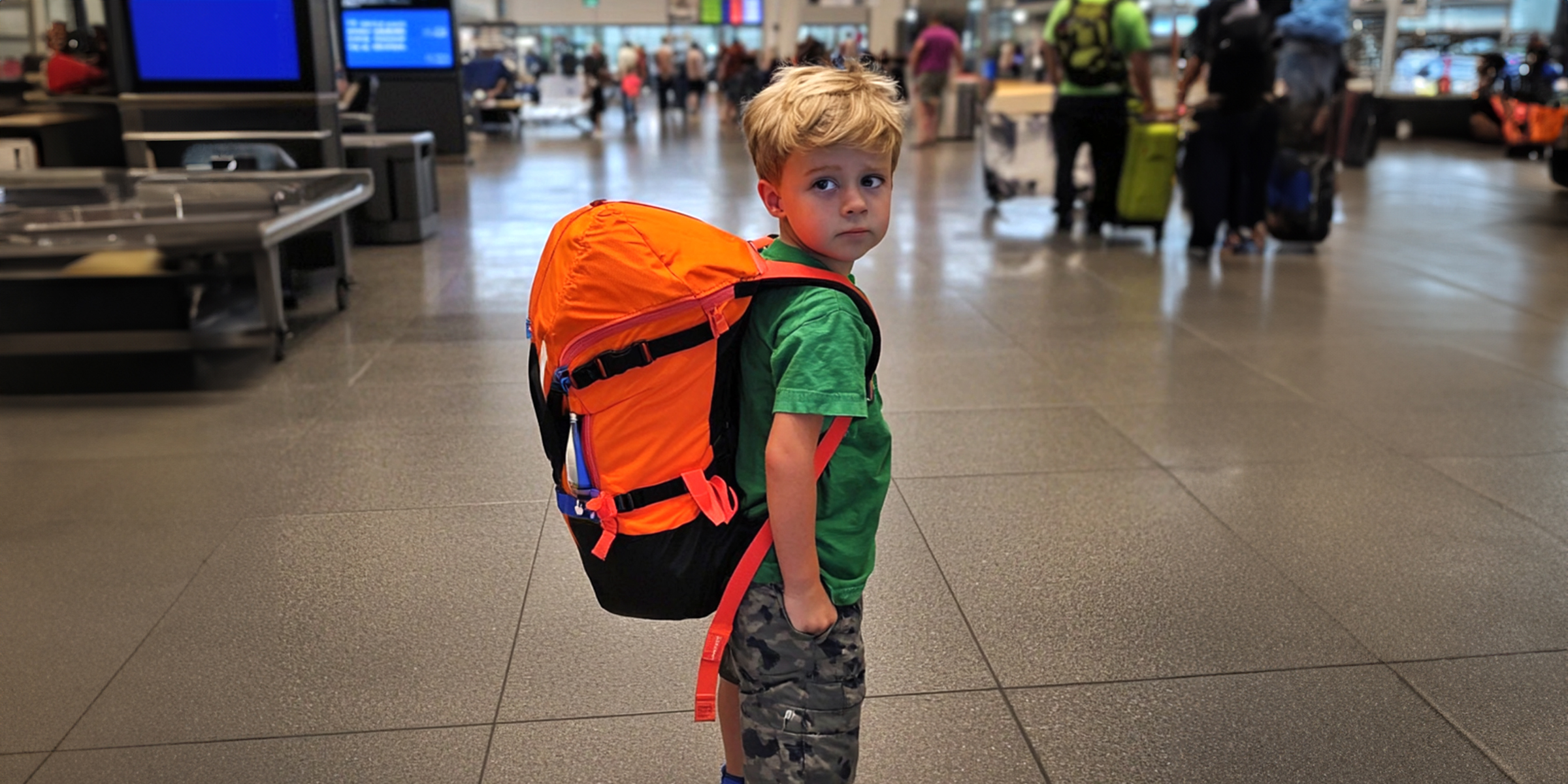 Un garçon perdu dans un aéroport | Source : AmoMama