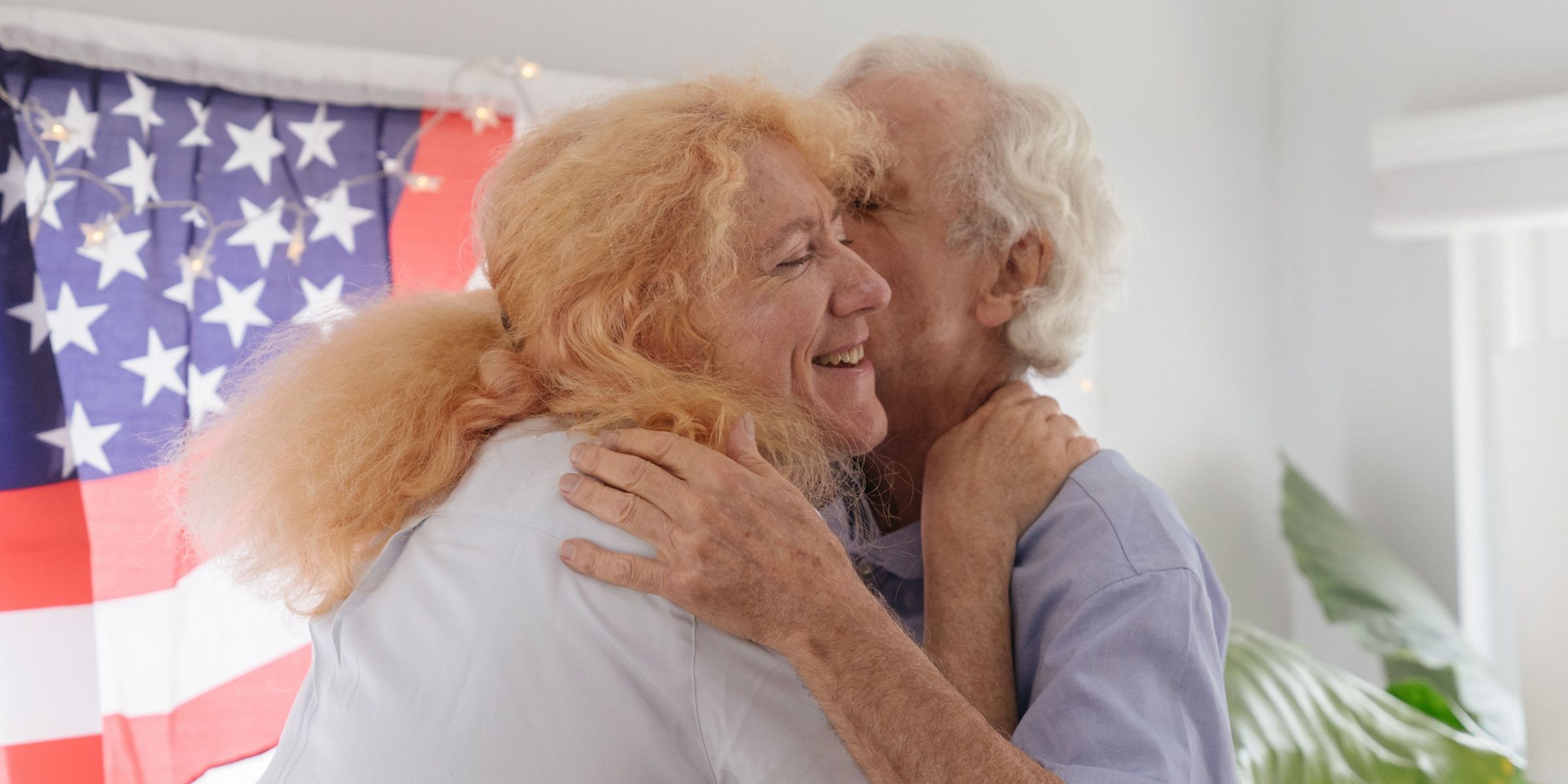 Un couple de personnes âgées tout sourire qui s'embrasse | Source : Pexels