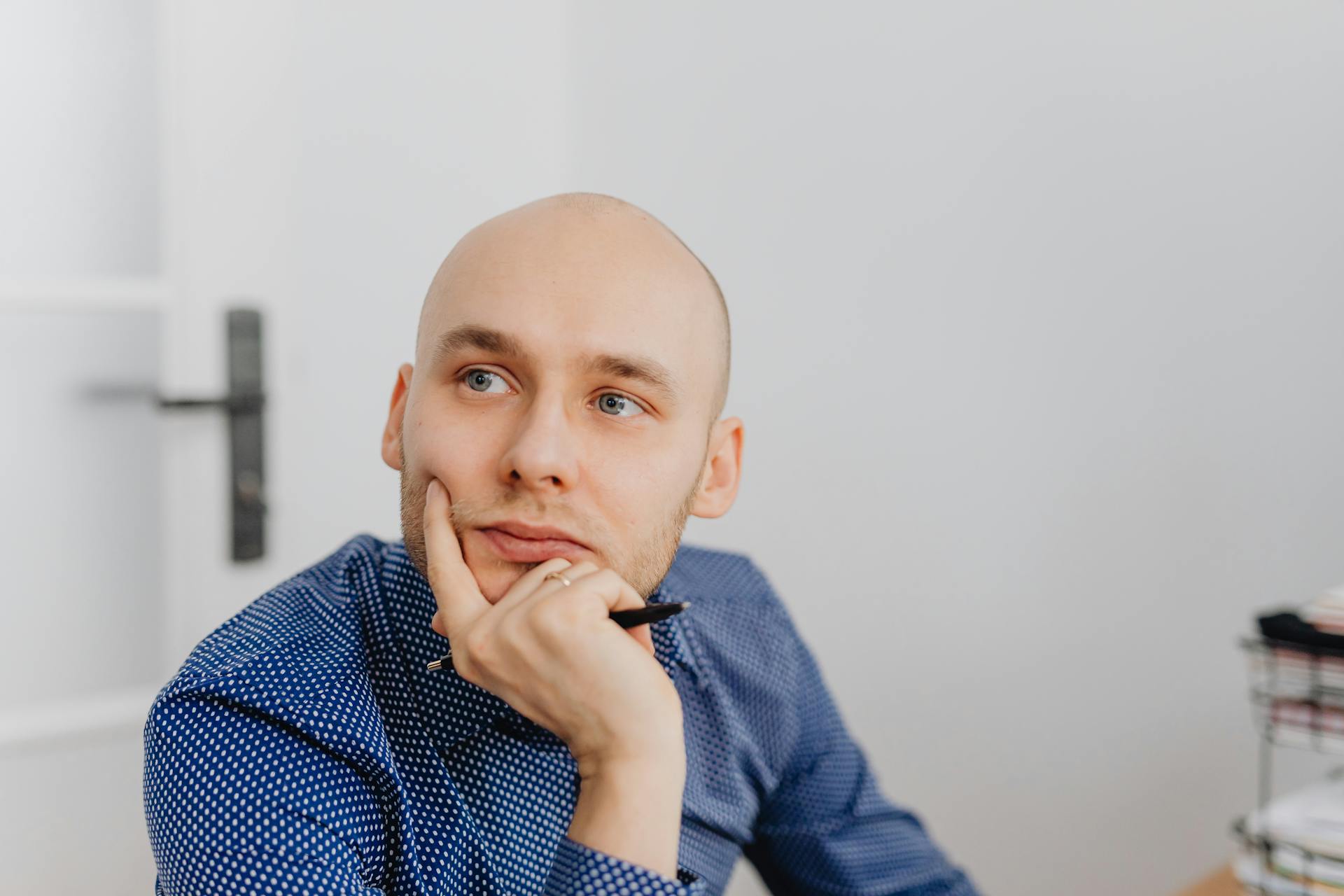 Un homme perdu dans ses pensées profondes | Source : Pexels