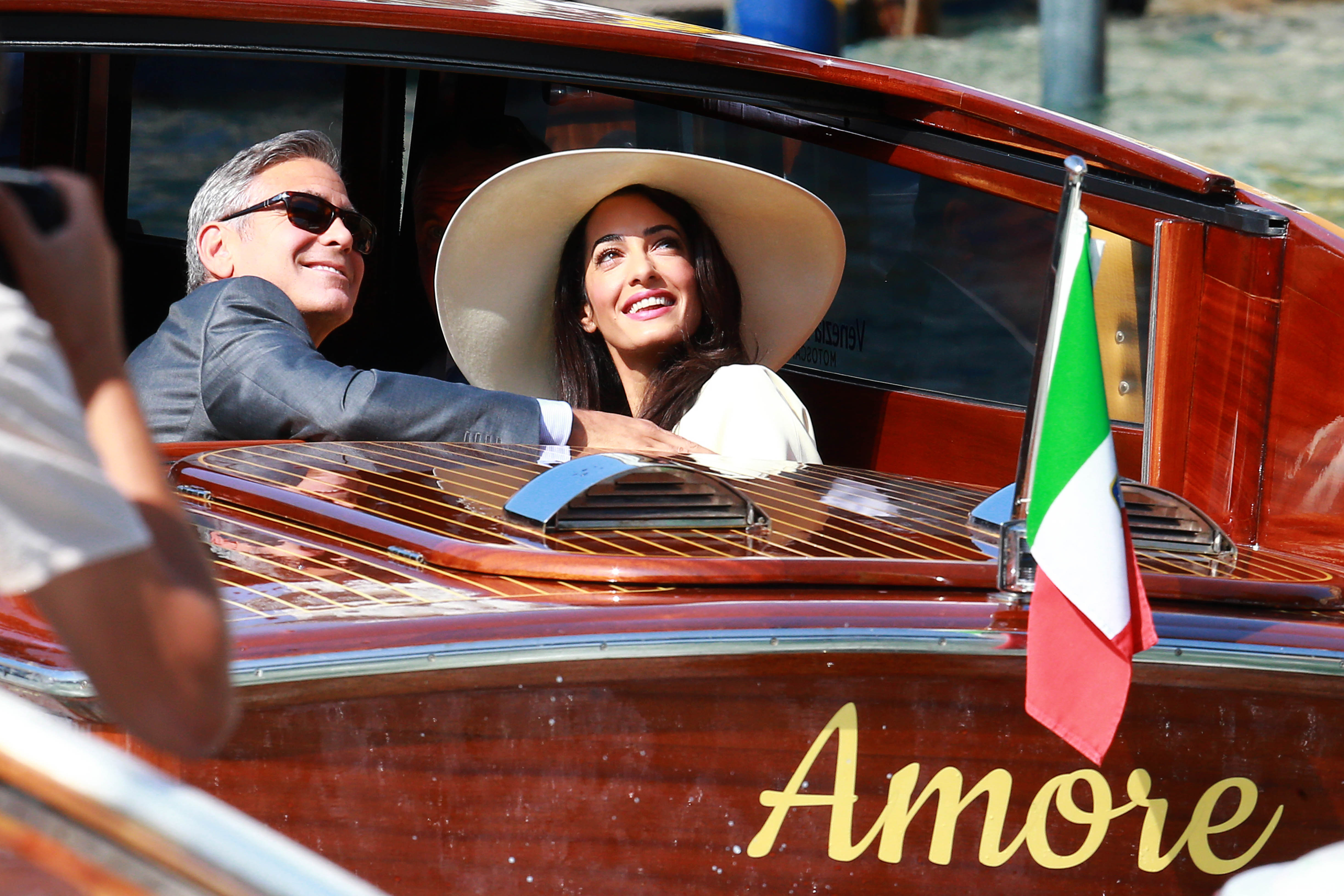 George Clooney et Amal Clooney aperçus sur le chemin de leur mariage civil au Canal Grande, le 29 septembre 2014, à Venise, en Italie. | Source : Getty Images