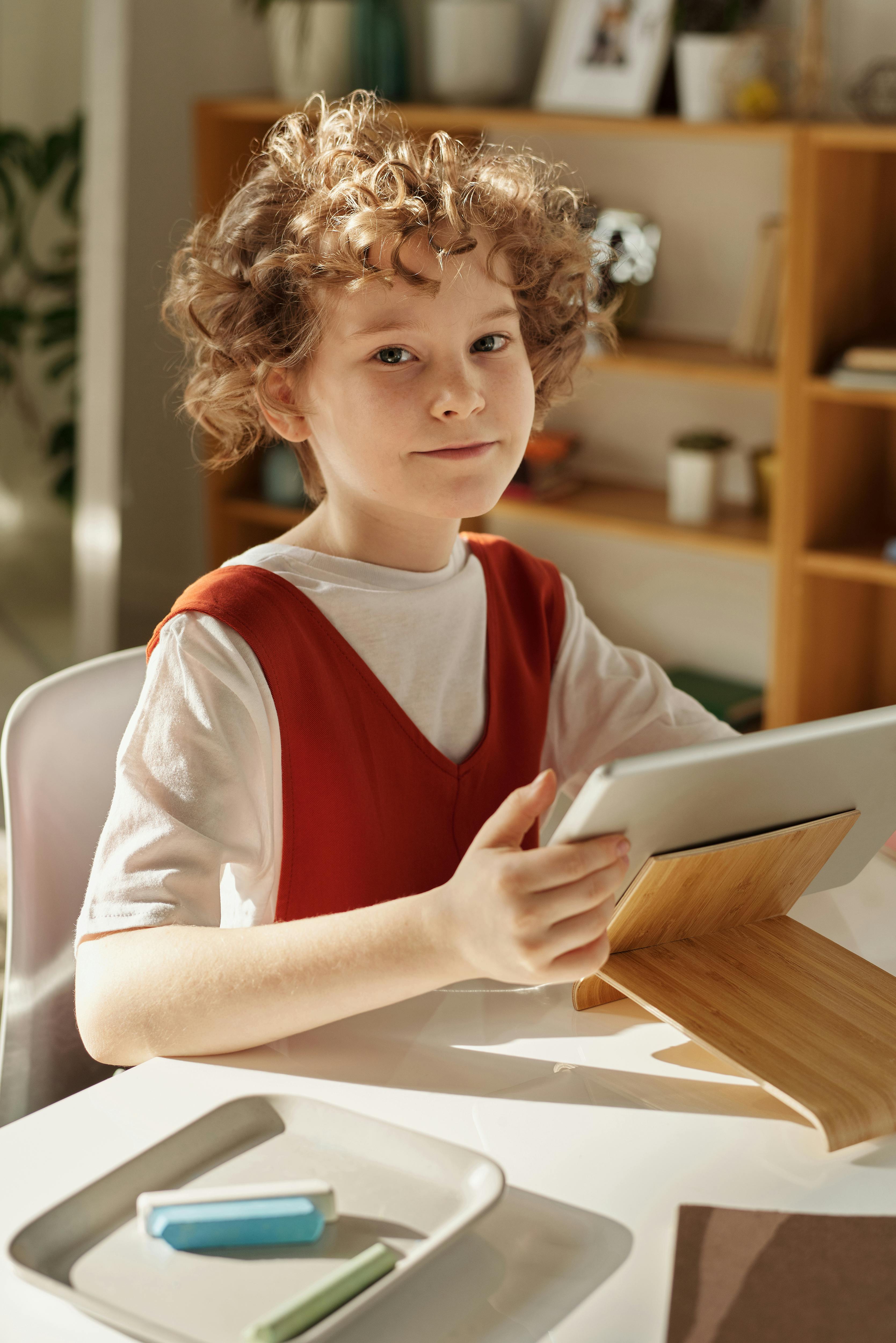 Une petite fille qui fait ses devoirs scolaires sur une tablette | Source : Pexels