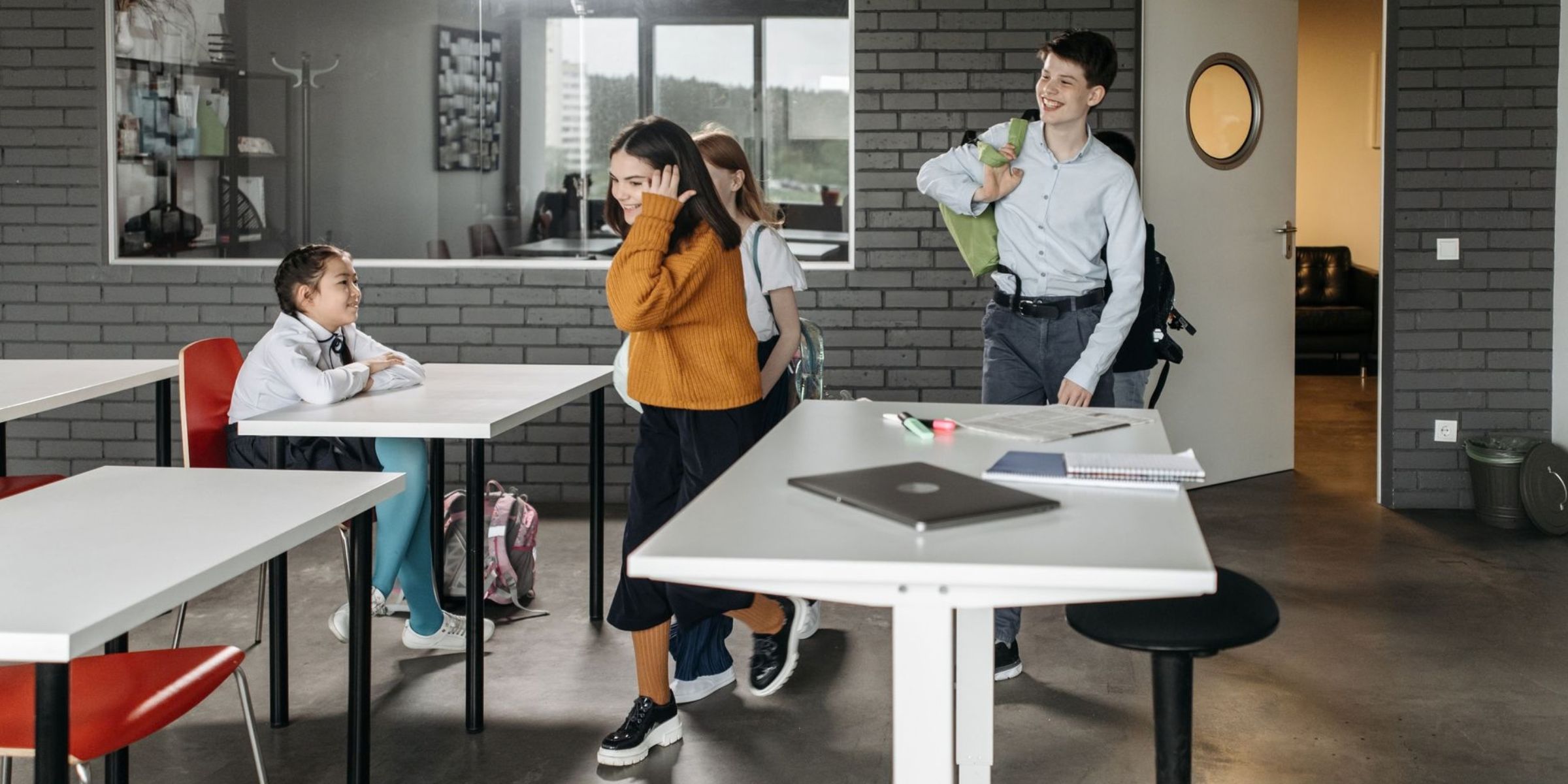 Des élèves en train de discuter avec leurs camarades de classe dans une salle de classe | Source : Pexels