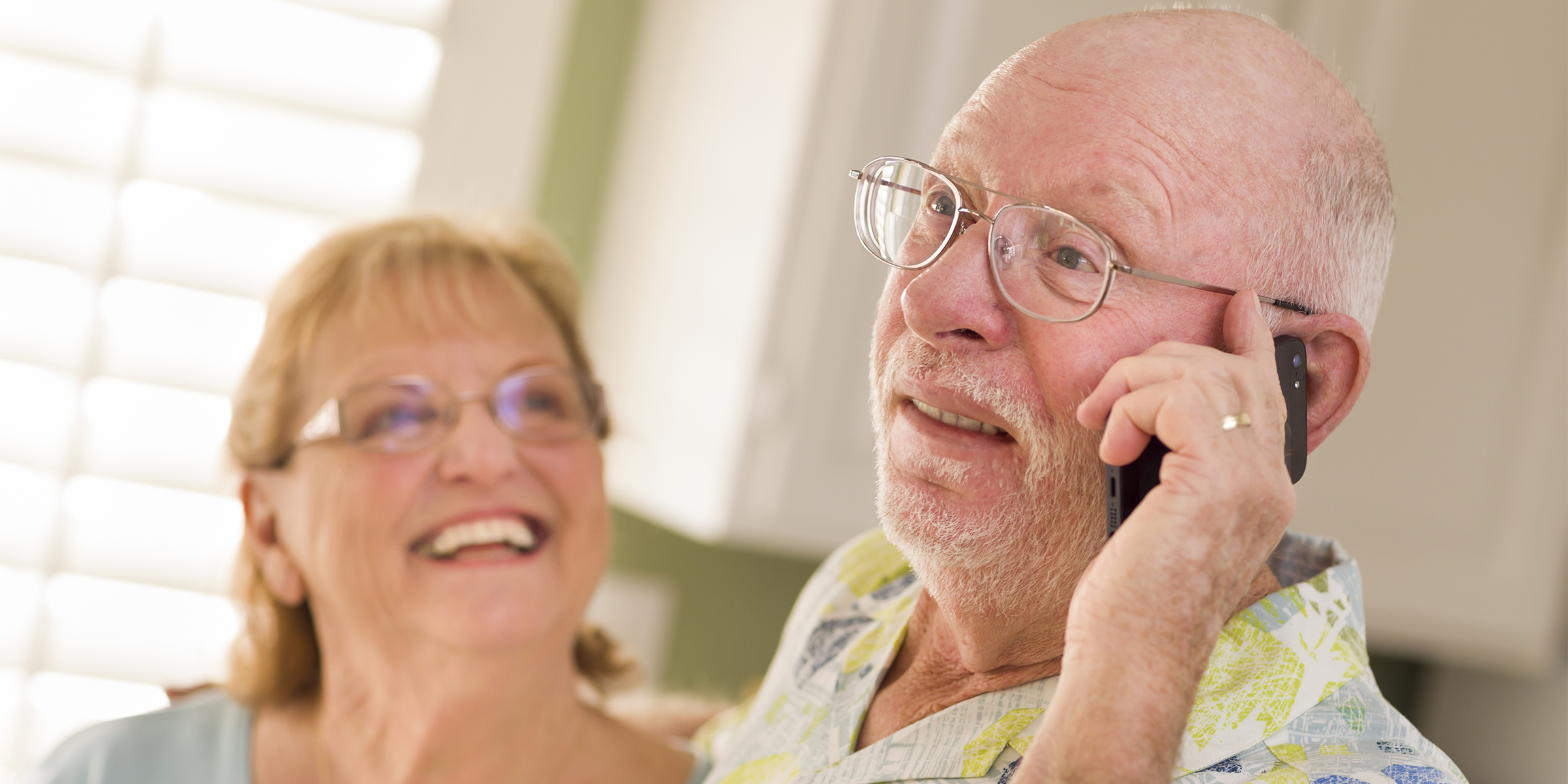 Un homme âgé au téléphone | Source : Shutterstock