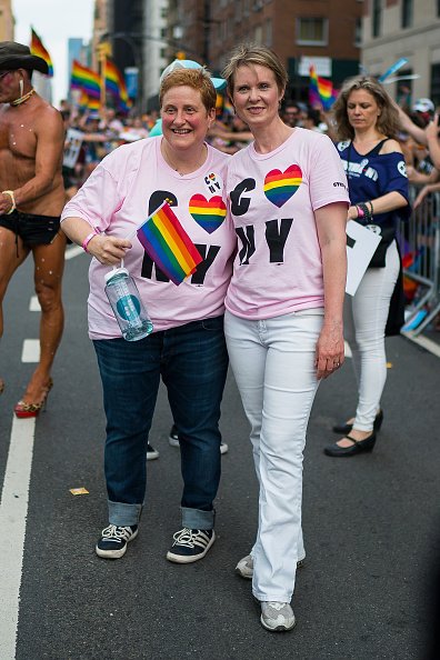 Cynthia Nixon et Christine Marinoni à la marche de la fierté de New York 2018 | Photo: Getty Images