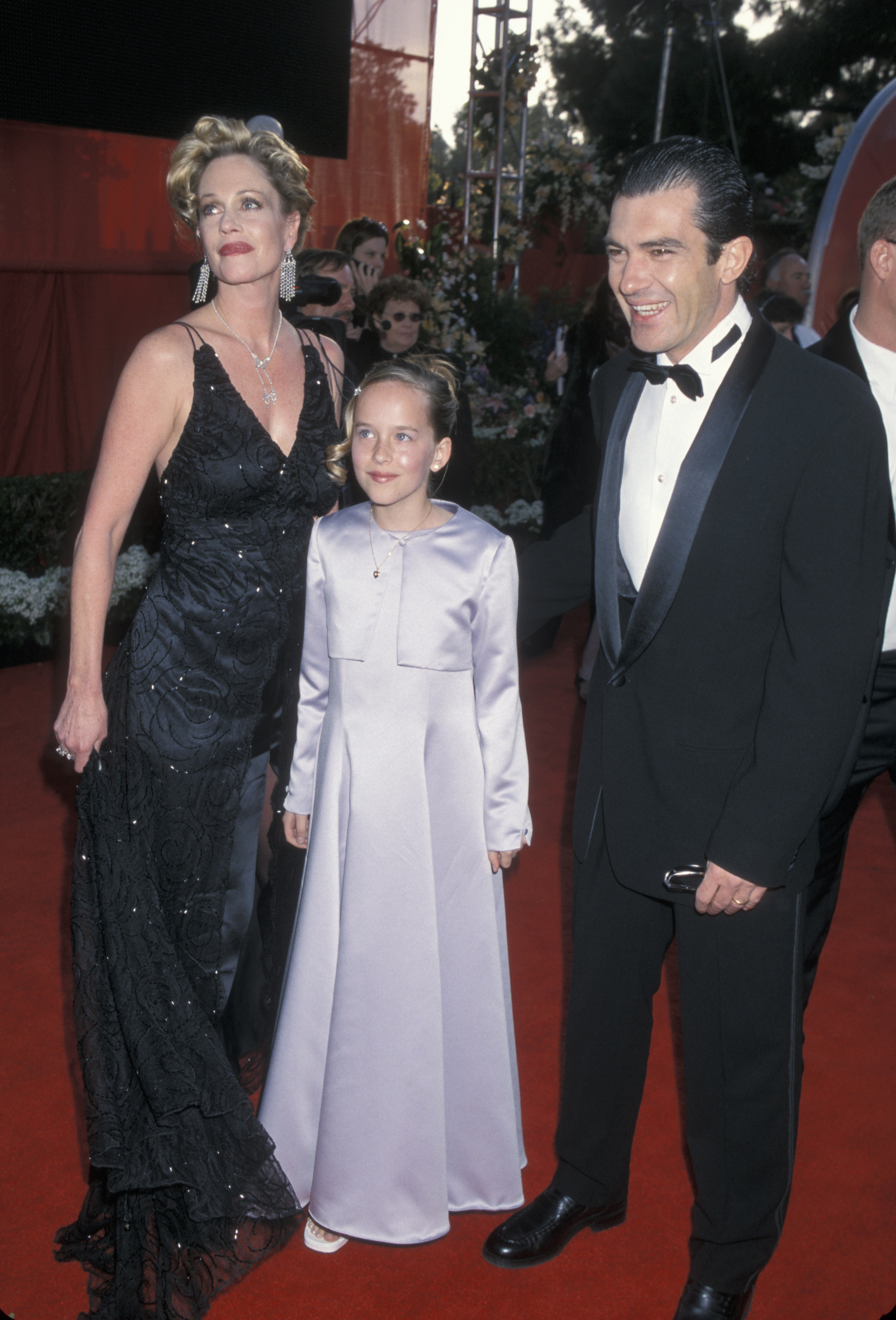 Melanie Griffith, Dakota Johnson et Antonio Banderas lors de la 72e cérémonie annuelle des Oscars le 26 mars 2000 | Source : Getty Images