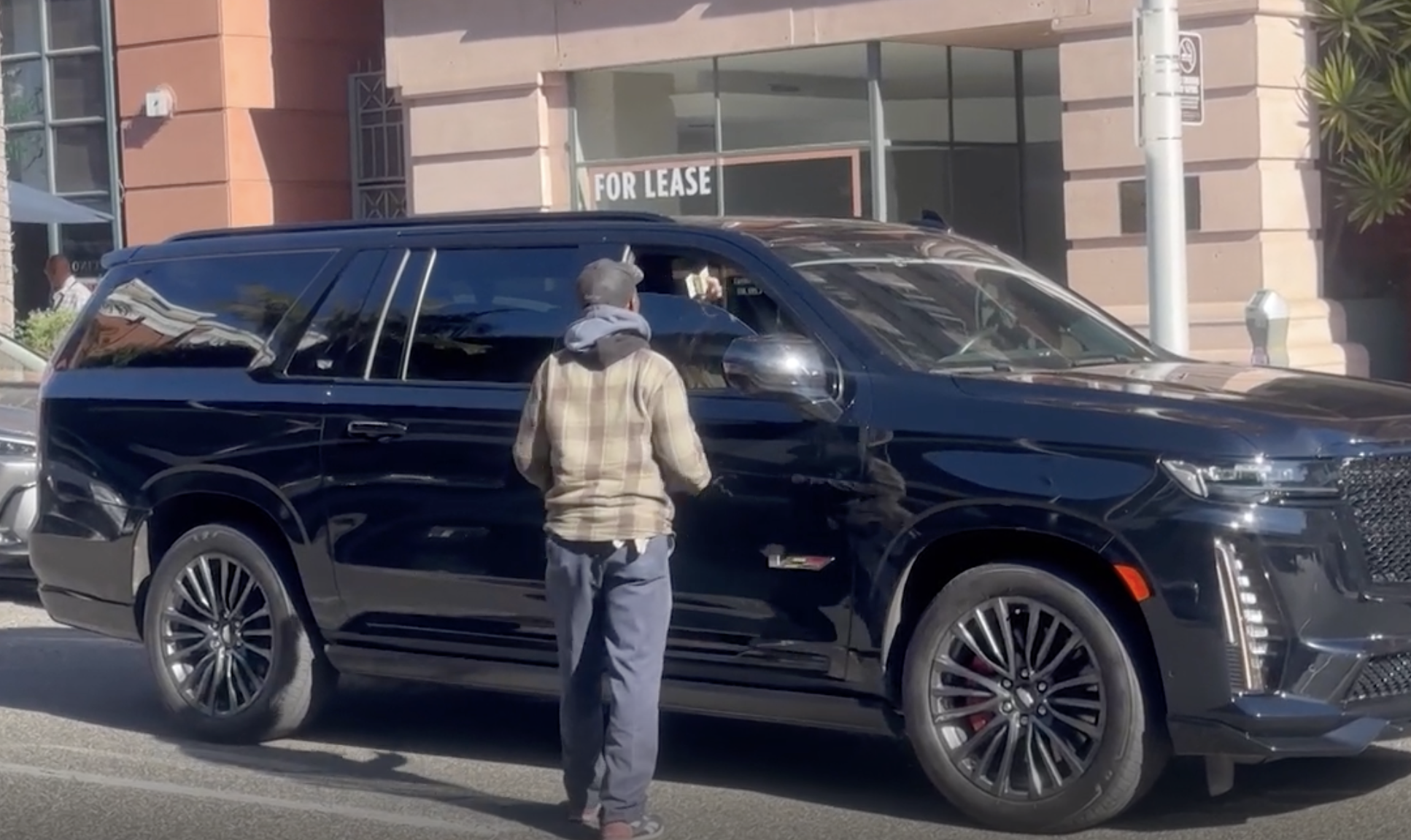 Jennifer Lopez aperçue dans son SUV quelques instants avant de remettre de l'argent à l'homme à la fenêtre | Source : Youtube/TMZ
