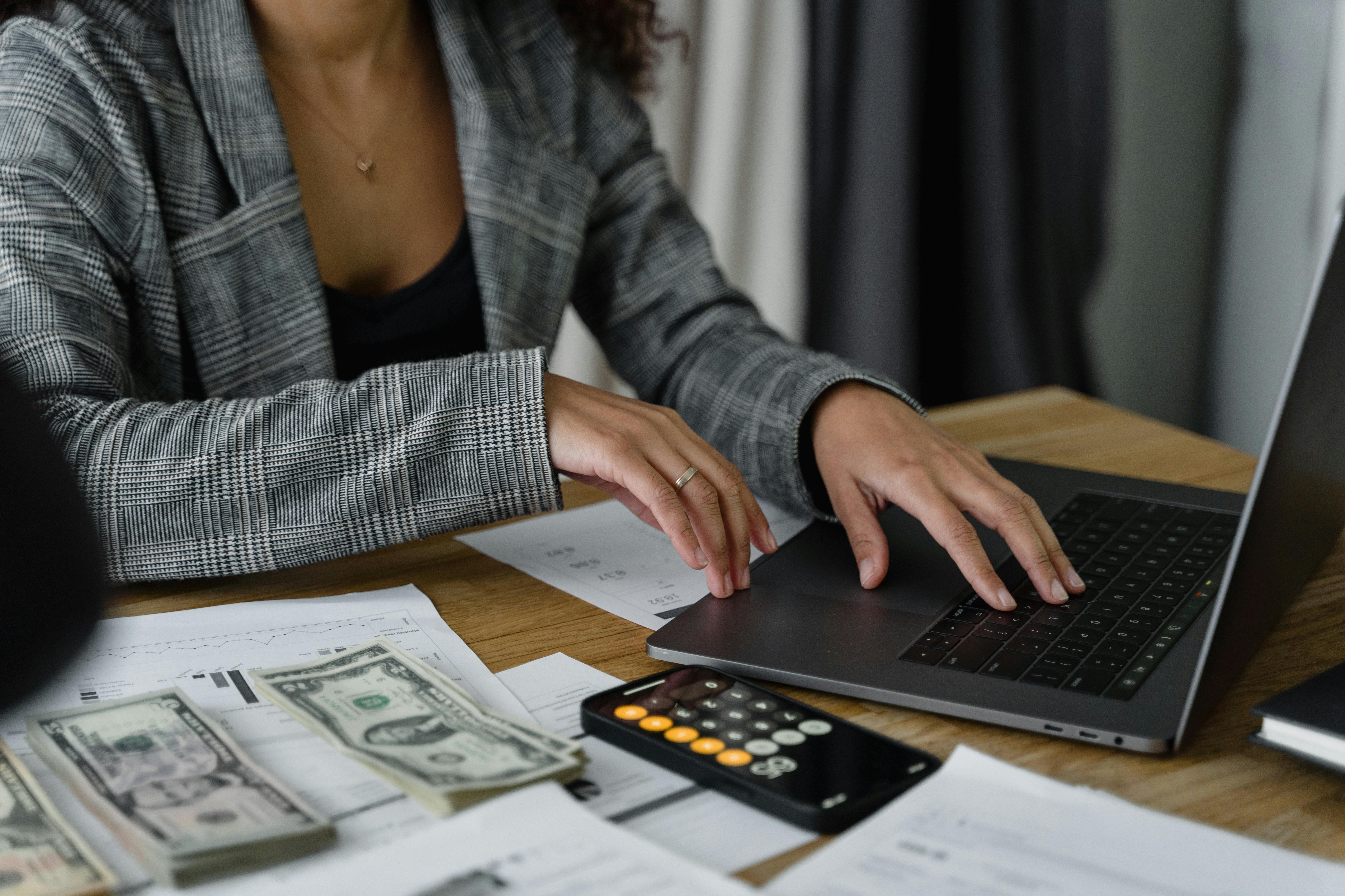 Une femme qui calcule de l'argent et économise | Source : Pexels