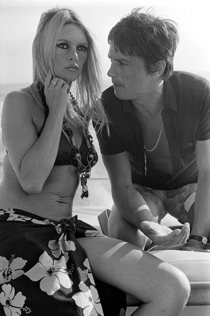 Alain Delon et Brigitte Bardot à Saint-Tropez en août 1968. | Photo : Getty Images