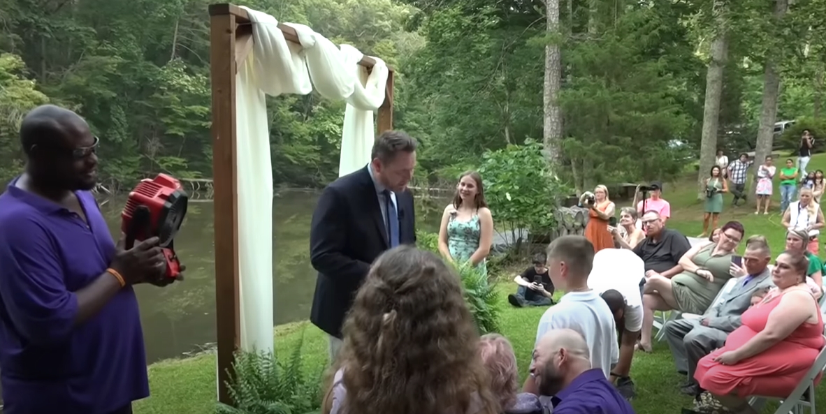 Le mariage d'Emma et DJ. | Source : Youtube/Cheer Extreme