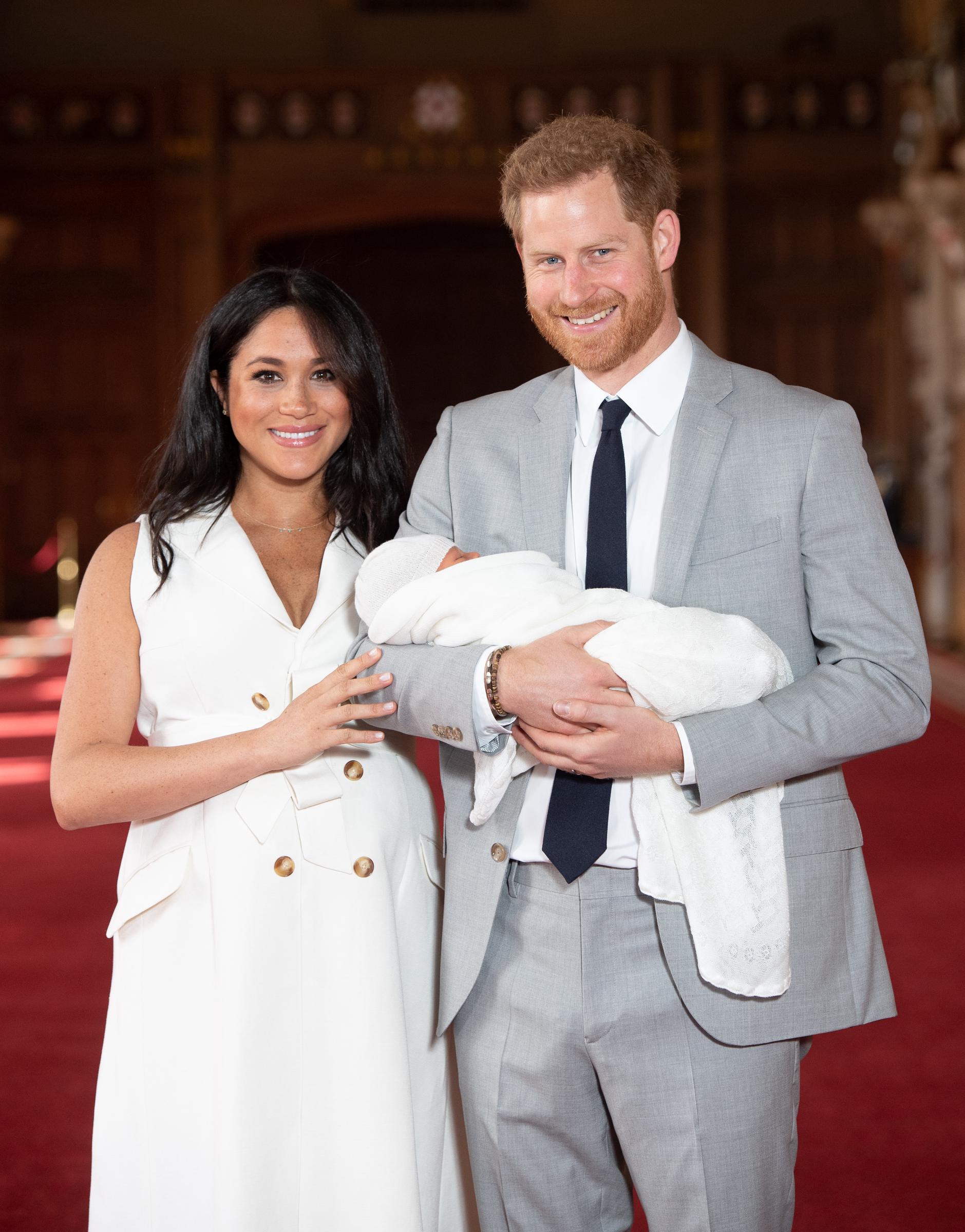 Le prince Harry et Meghan Markle posent avec leur fils nouveau-né, Archie Harrison Mountbatten-Windsor, le 8 mai 2019 | Source : Getty Images