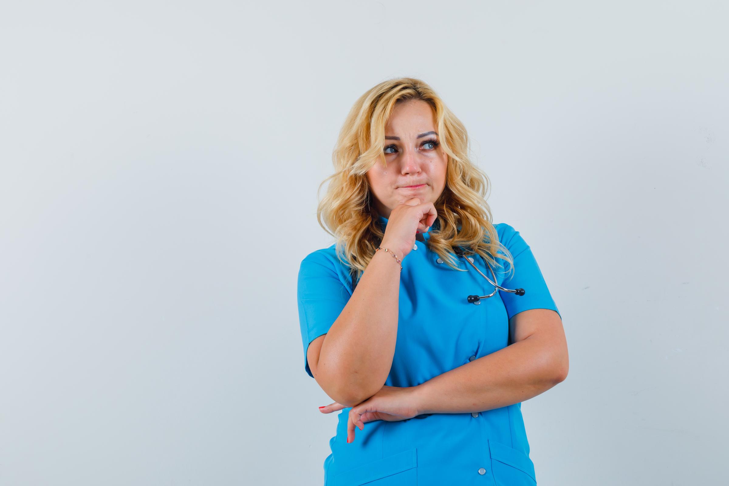 Une femme médecin perdue dans ses pensées | Source : Freepik