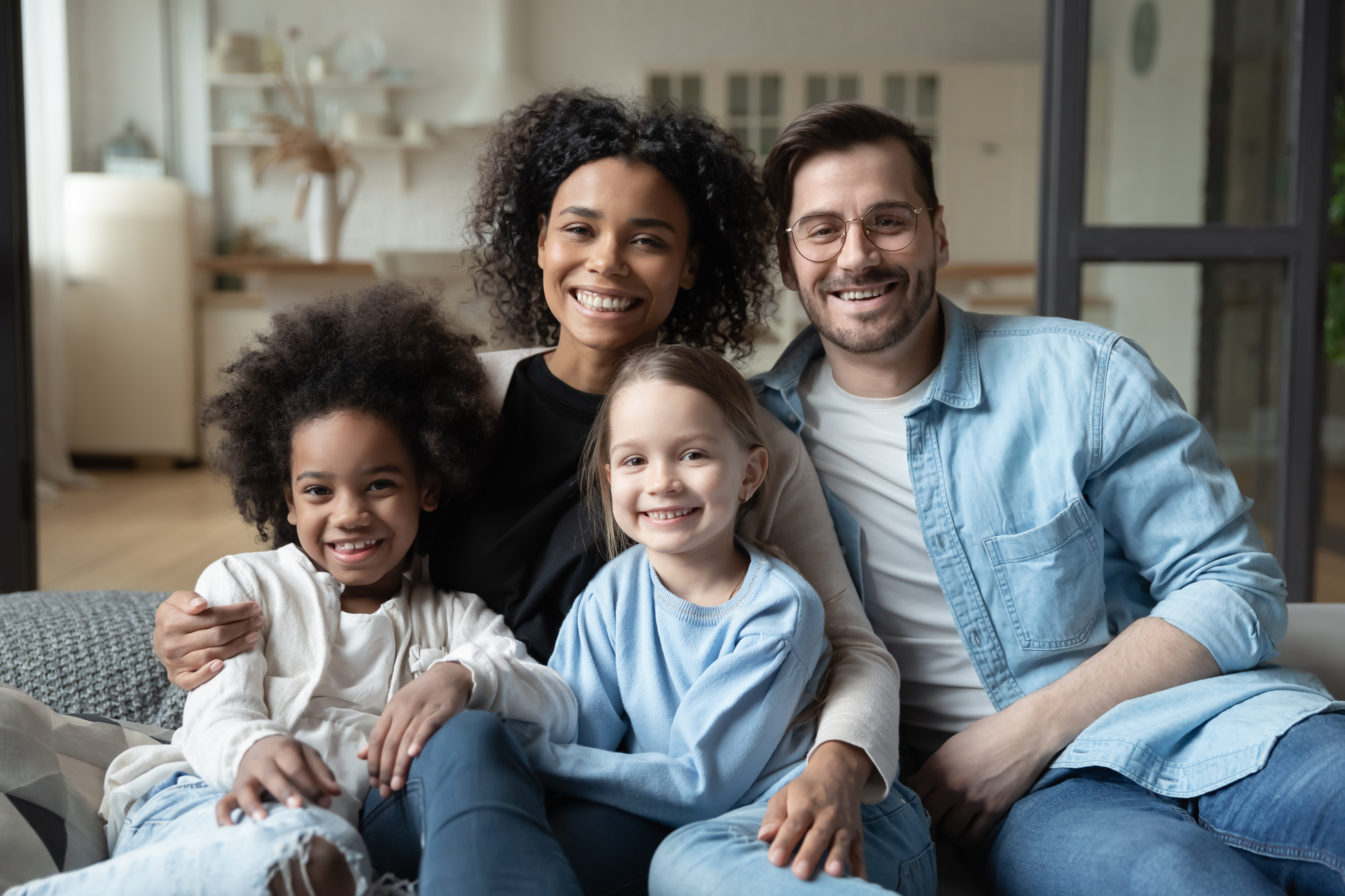 Une famille multiraciale composée d'une mère noire, d'enfants métisses, et d'un père blanc | Source : Shutterstock