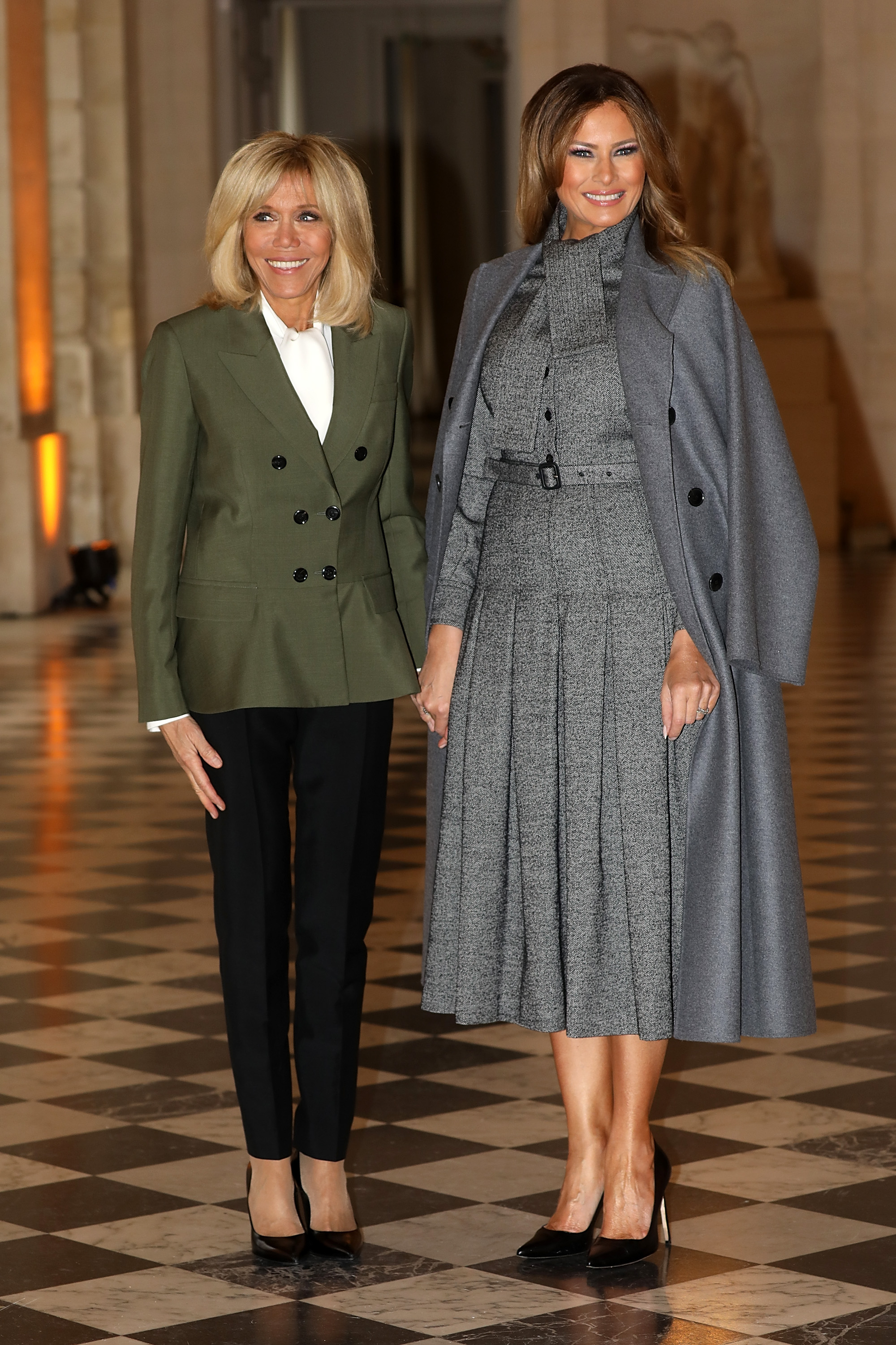 La première dame française Brigitte Macron et Melania Trump lors du déjeuner des partenaires des chefs d'État, le 11 novembre 2018, à Versailles, en France. | Source : Getty Images