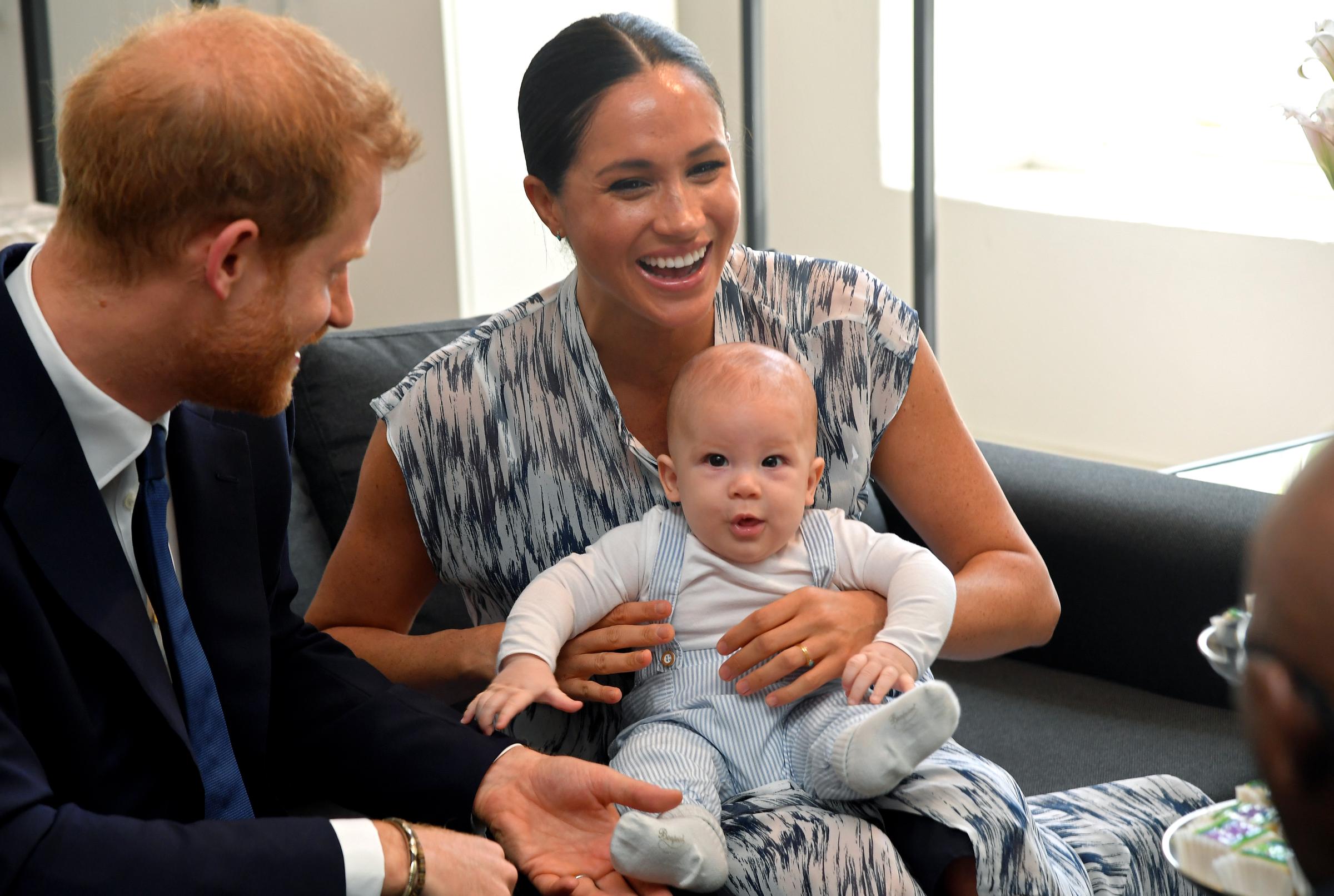 Le prince Harry, Meghan Markle et Archie Mountbatten-Windsor lors de leur tournée royale en Afrique du Sud, le 25 septembre 2019, au Cap, en Afrique du Sud. | Source : Getty Images