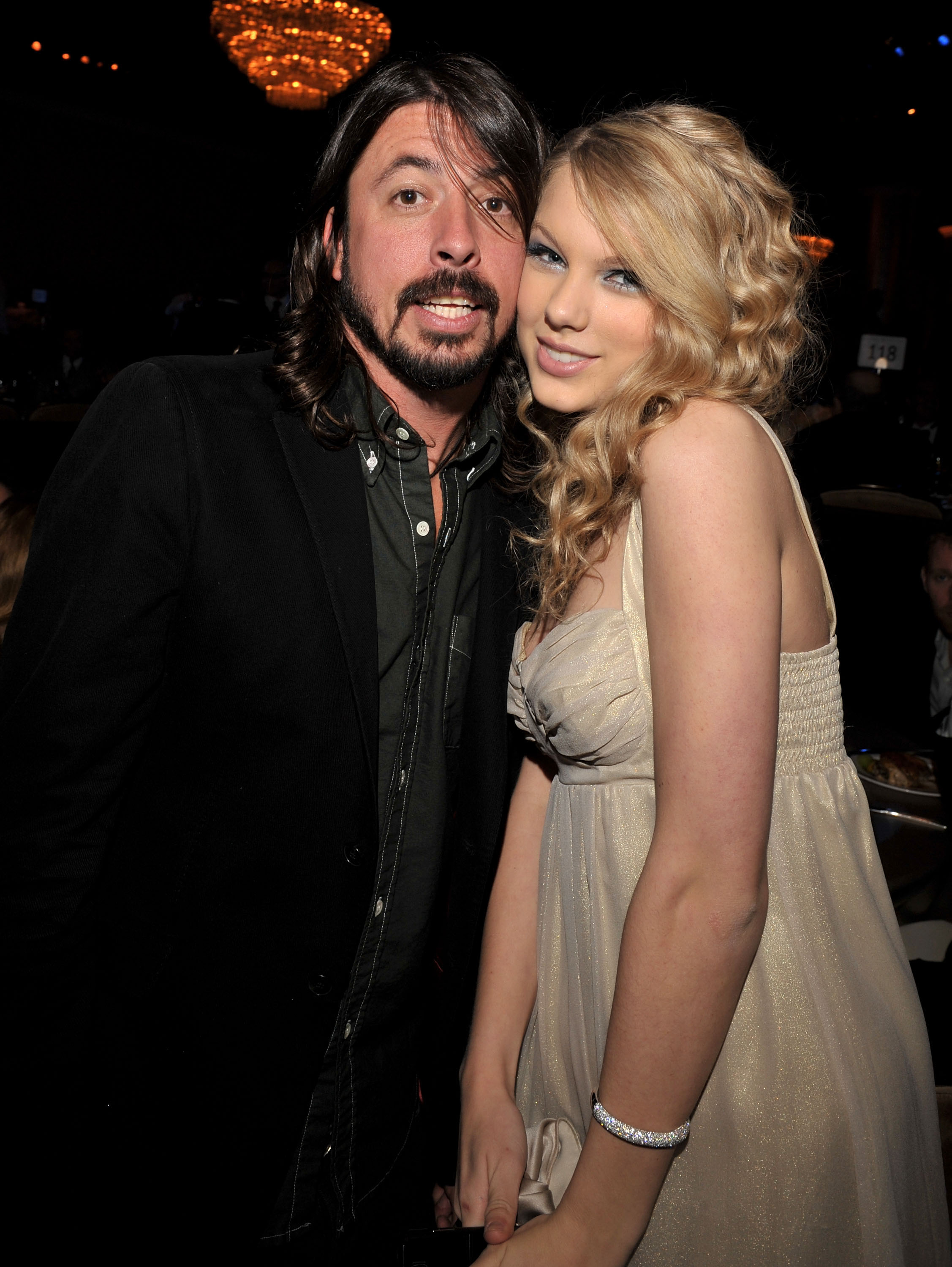 David Grohl et Taylor Swift à la soirée Clive Davis Pre-Grammy à Los Angeles, Californie, le 9 février 2008 | Source : Getty Images