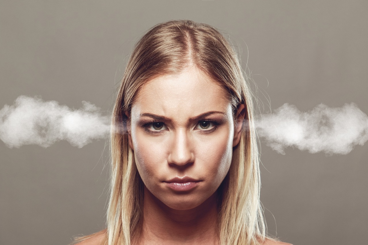 Une femme en colère avec de la vapeur sortant de ses oreilles | Source : Pixabay
