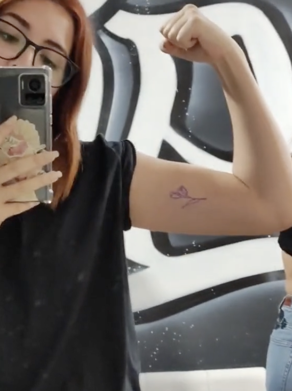 L'arrière-petite-fille de Guada Kelly se fait tatouer dans une vidéo TikTok en 2023 | Source : tiktok.com/@guada.kelly