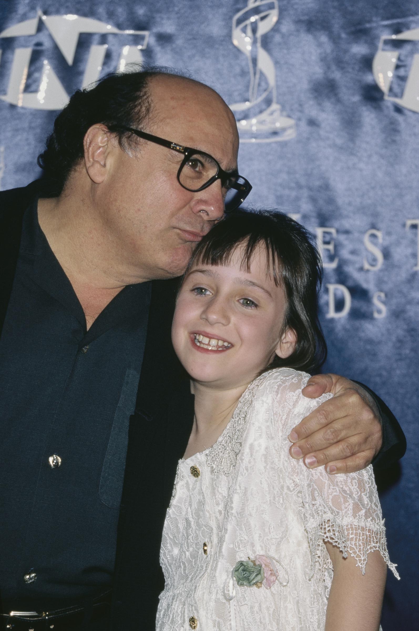 Danny DeVito et Mara Wilson assistent et présentent les prix ShoWest 1997 à Las Vegas, Nevada, le 6 mars 1997 | Source : Getty Images