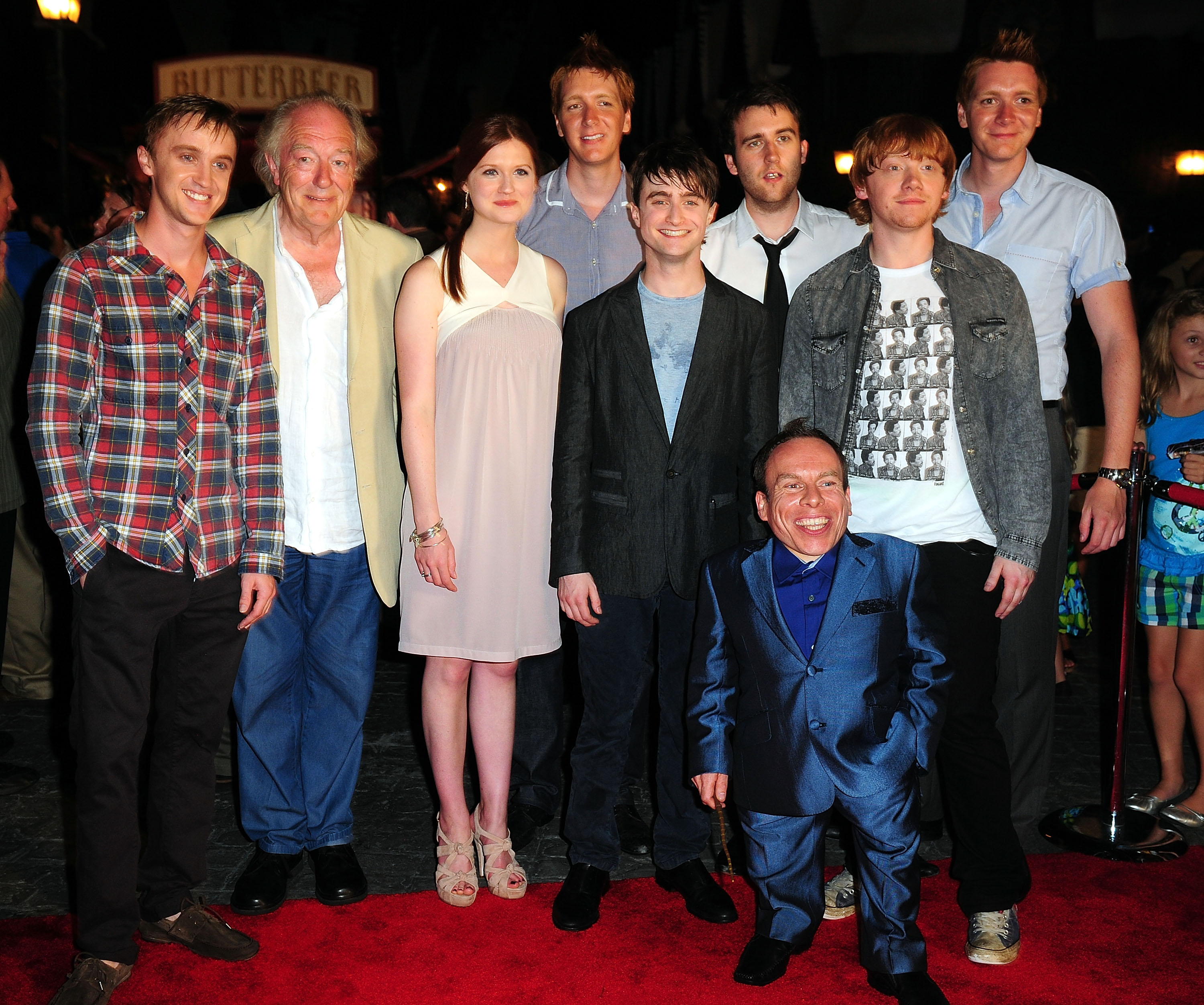 Sir Michael Gambon avec quelques acteurs de la franchise "Harry Potter" lors d'une inauguration à Orlando, en Floride, le 16 juin 2010 | Source : Getty Images