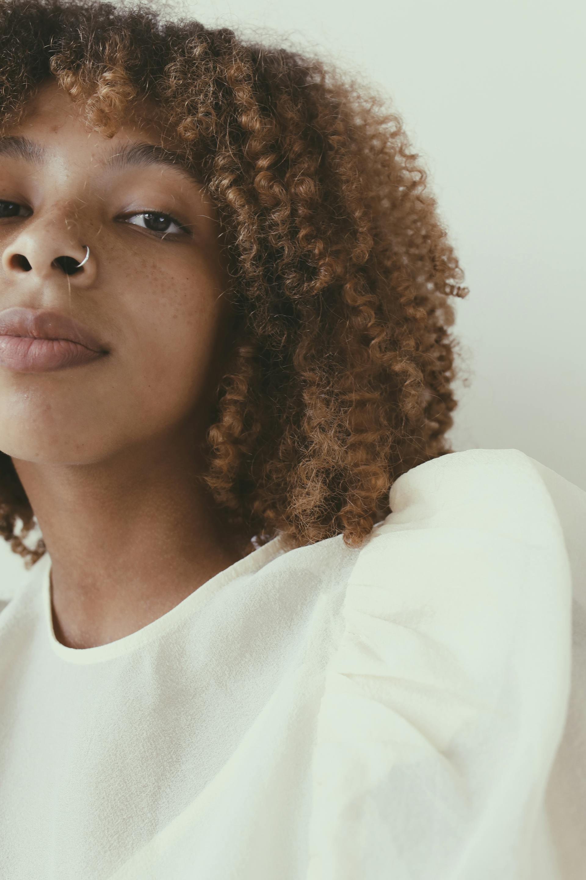 Une femme qui regarde pensivement d'un côté | Source : Pexels