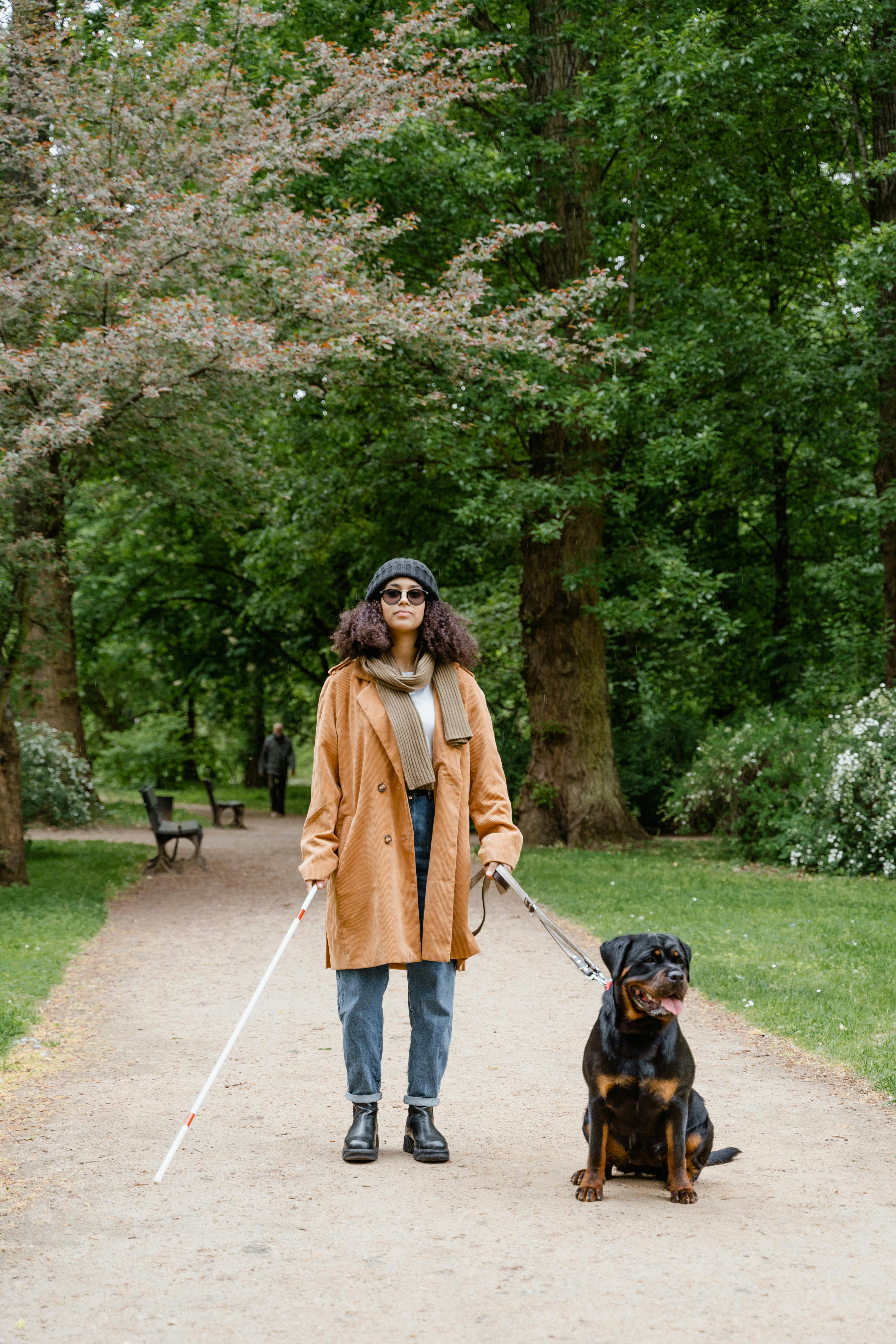 Une femme aveugle avec un rottweiler | Source : Pexels