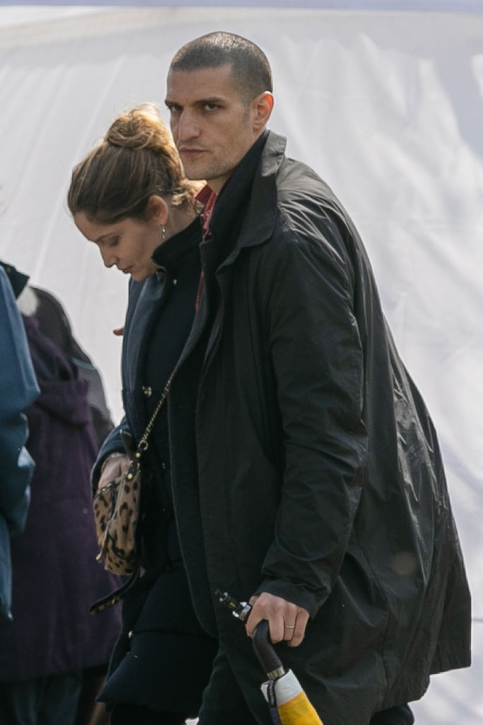 Laetitia Casta et Louis Garrel au cimetière de Montparnasse en avril 2019 à Paris, France. | Source : Getty Images