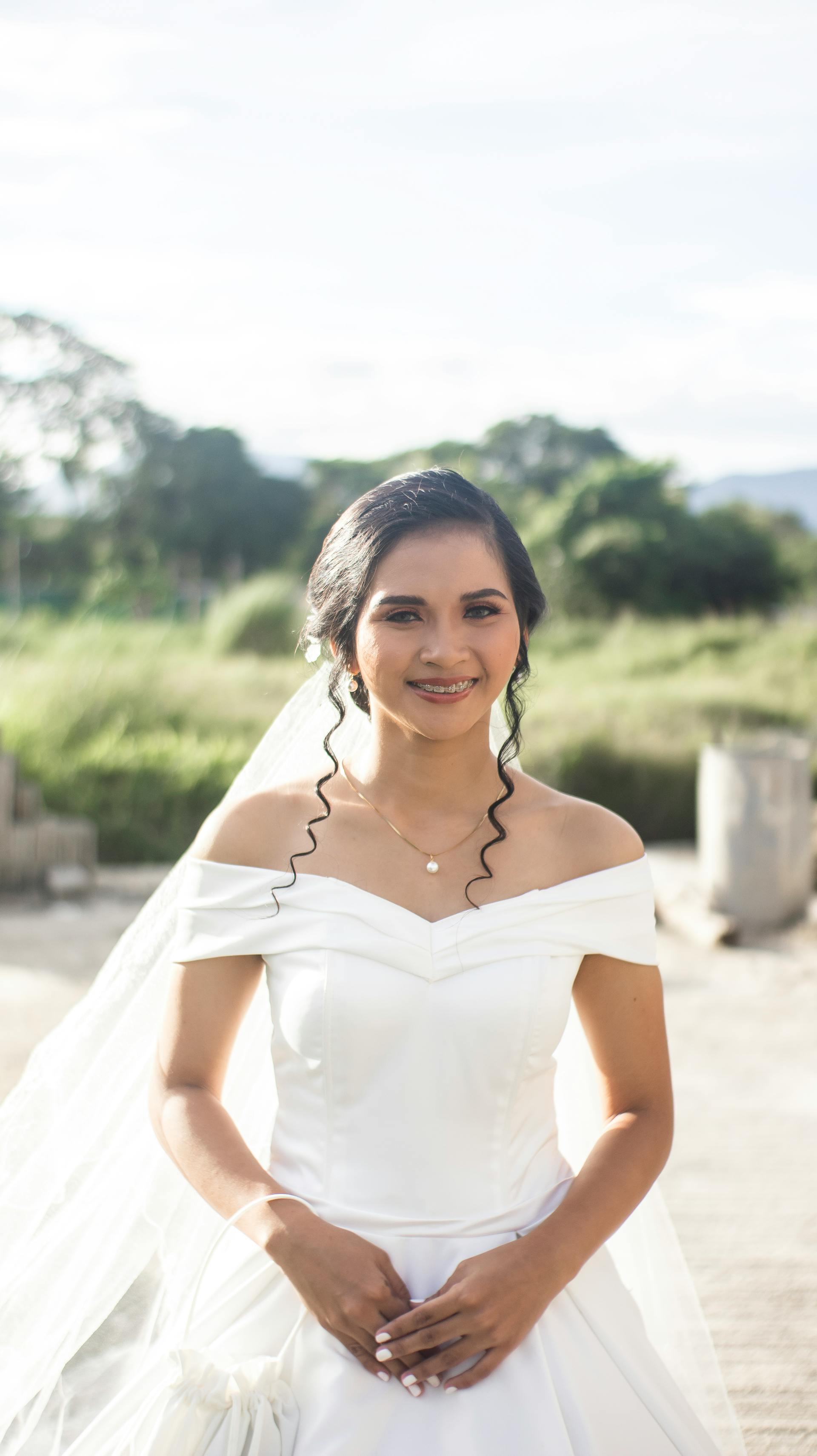 Une mariée se tenant à l'extérieur par une journée ensoleillée | Source : Pexels