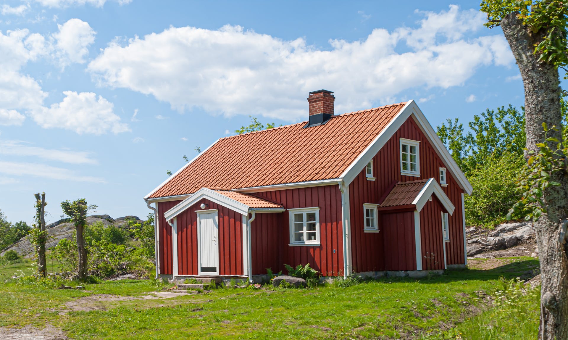 Une maison de grange rouge | Source : Pexels