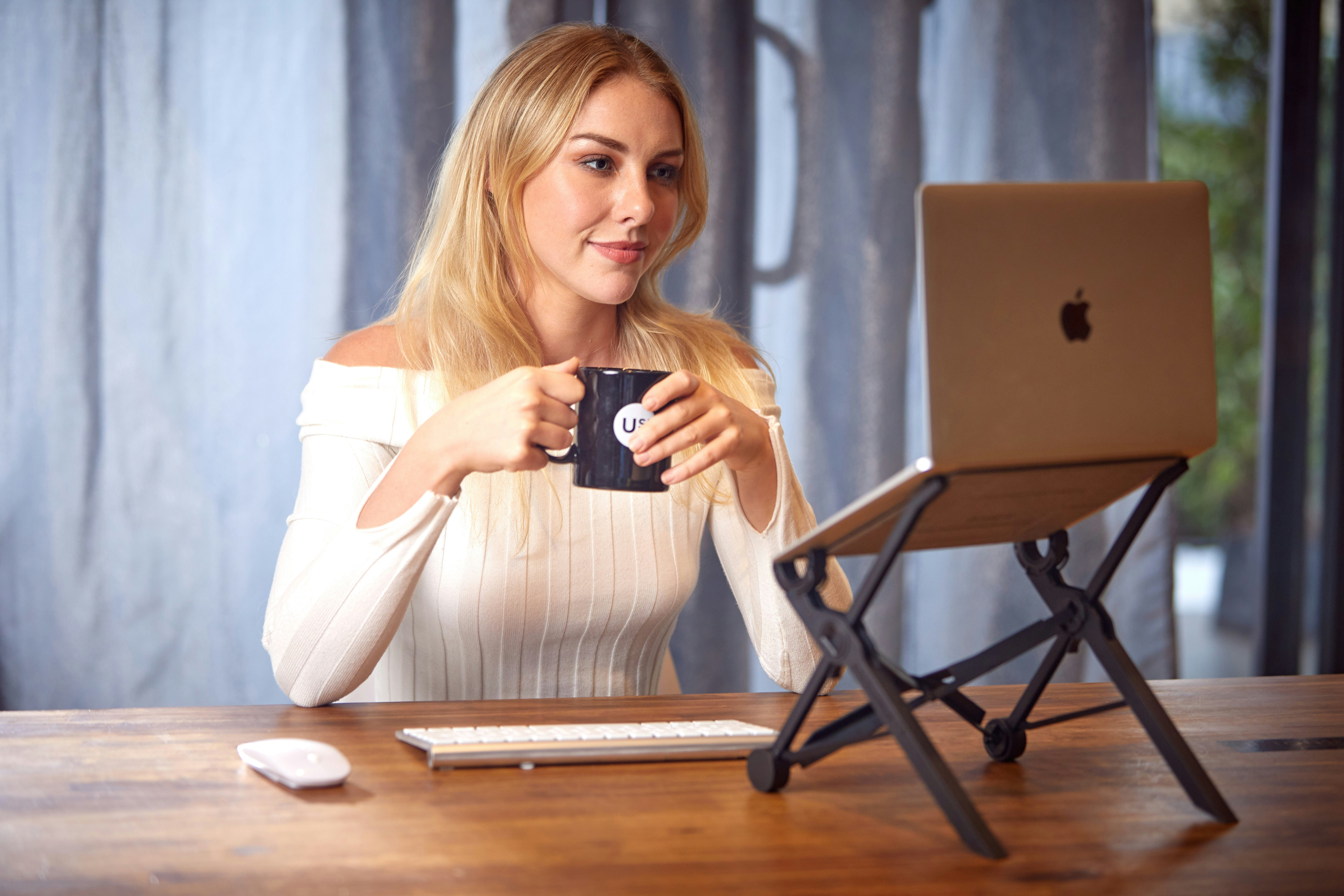 Une belle femme travaillant à son bureau | Source : Unsplash
