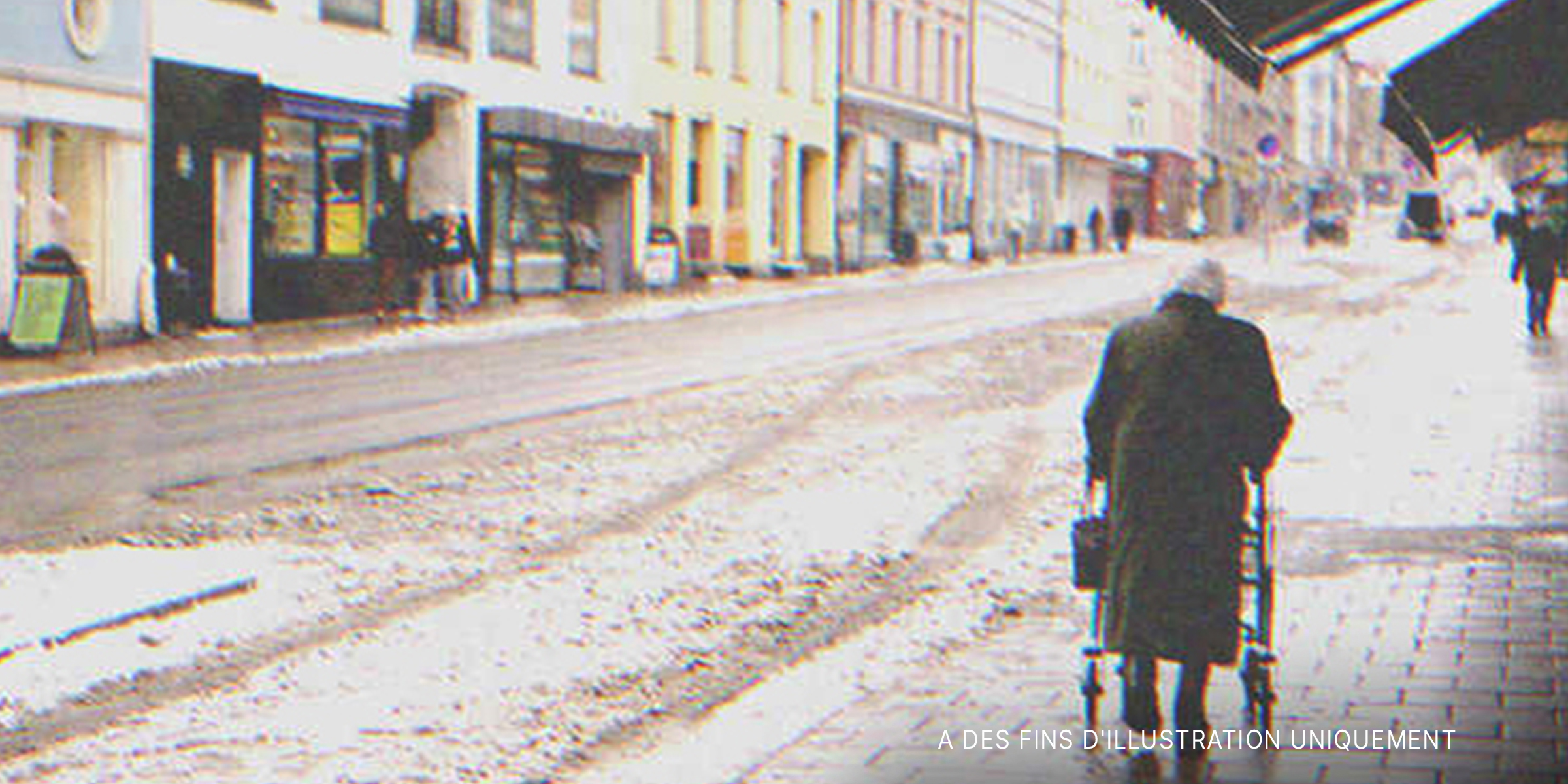 Une femme âgée marchant dans la rue avec un déambulateur | Source : Shuterstock.com