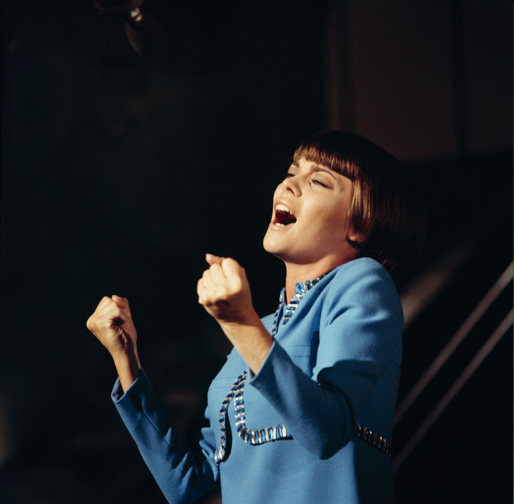 La chanteuse Mireille Mathieu se produit dans une émission de télévision dans les années 1960. | Photo : Getty Images