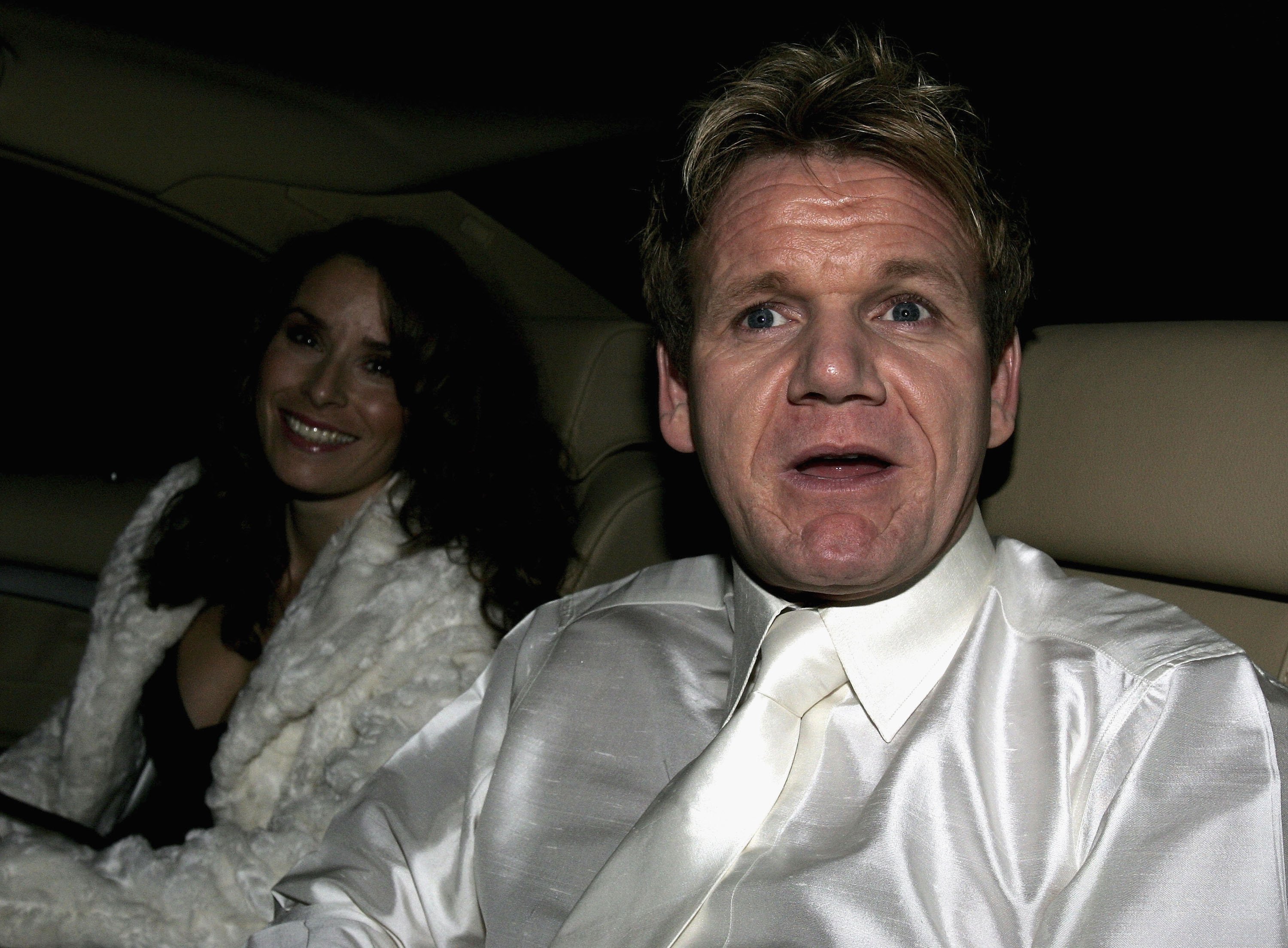 Le célèbre chef Gordon Ramsay et sa femme Tana arrivent à la réception qui suit la cérémonie de partenariat civil de Sir Elton John et David Furnish le 21 décembre 2005 à Windsor, en Angleterre. | Source : Getty Images