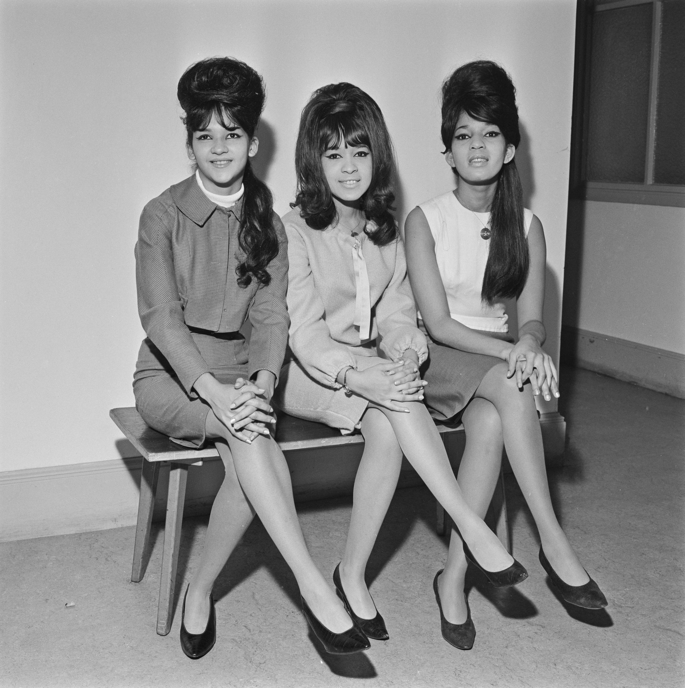 Nedra Talley, Veronica Bennett et Estelle Bennett photographiées le 11 janvier 1964 | Source : Getty Images